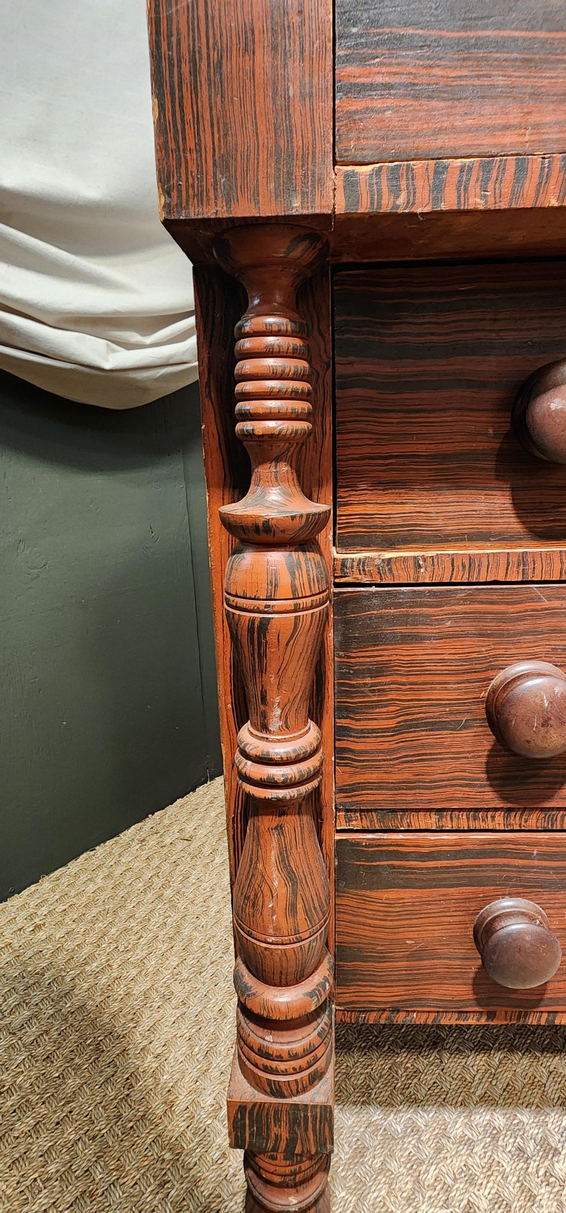 Fait main Commode à tiroirs peinte en Grain, Maine Circa 1830 en vente