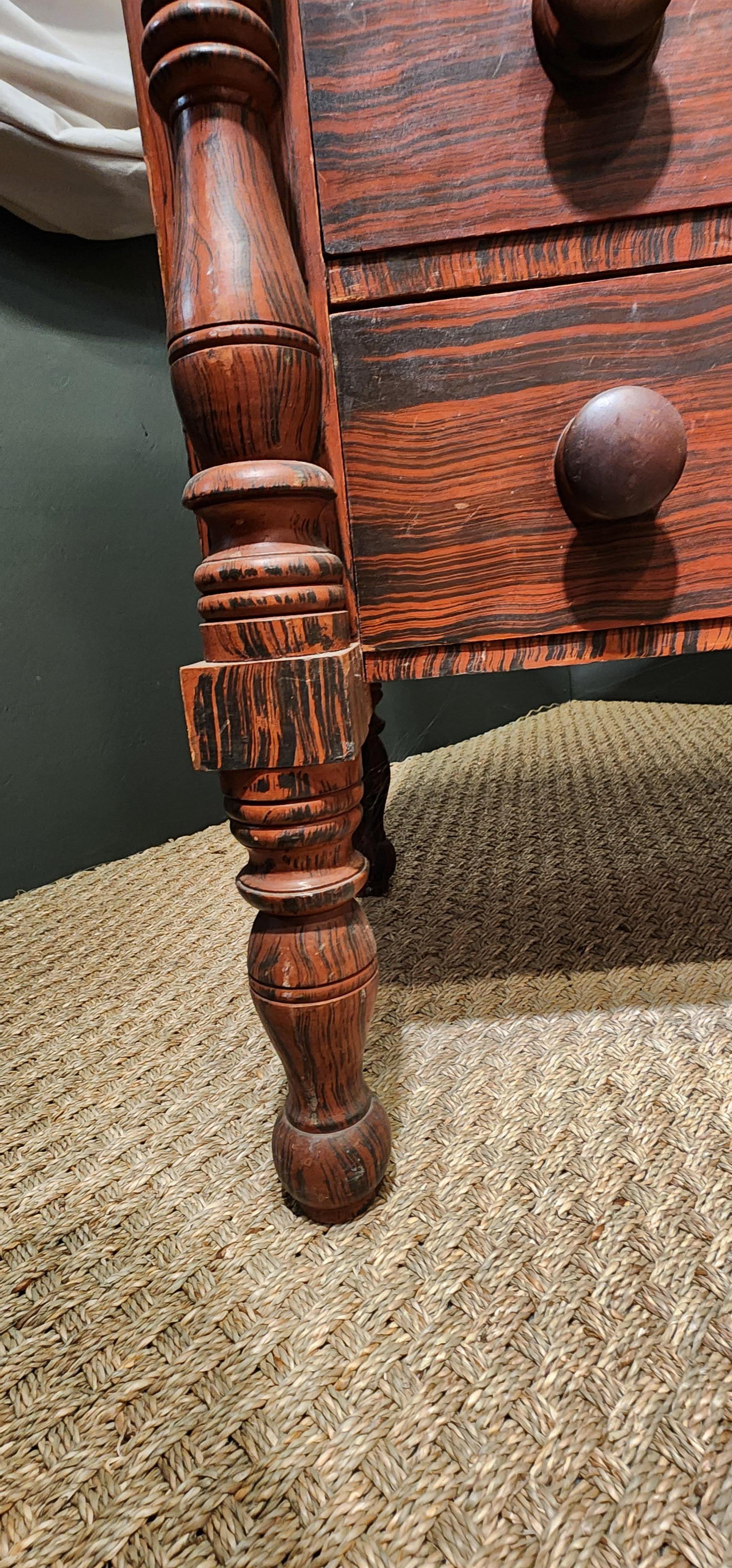Commode à tiroirs peinte en Grain, Maine Circa 1830 Bon état - En vente à Hudson, NY