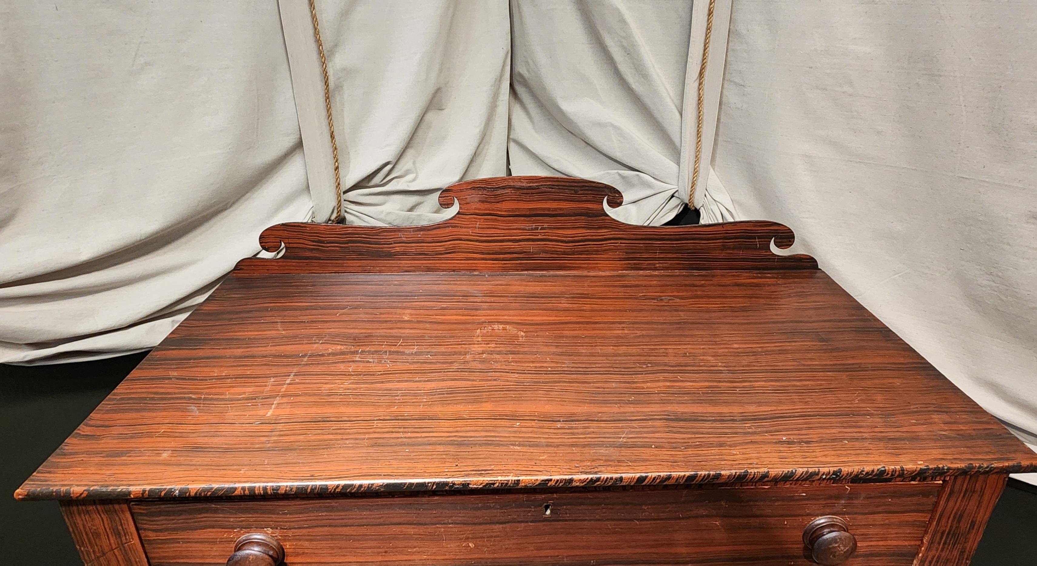 Bois Commode à tiroirs peinte en Grain, Maine Circa 1830 en vente