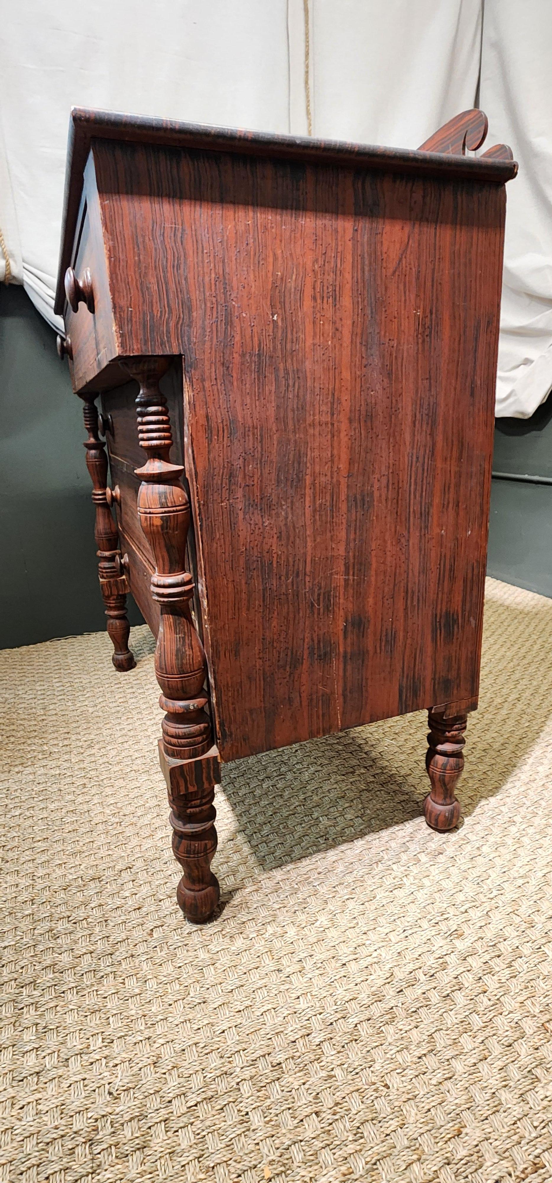 Commode à tiroirs peinte en Grain, Maine Circa 1830 en vente 1
