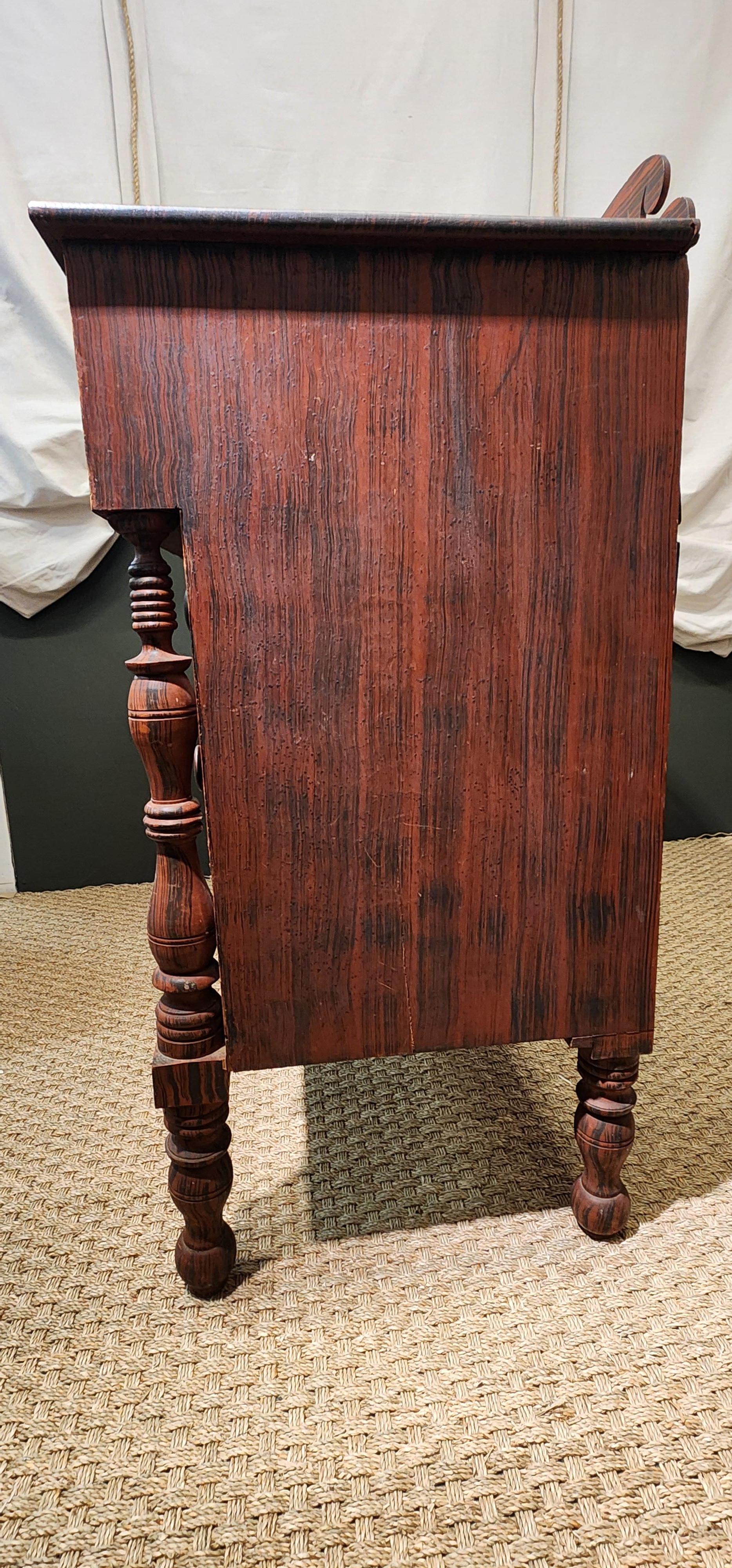 Commode à tiroirs peinte en Grain, Maine Circa 1830 en vente 2