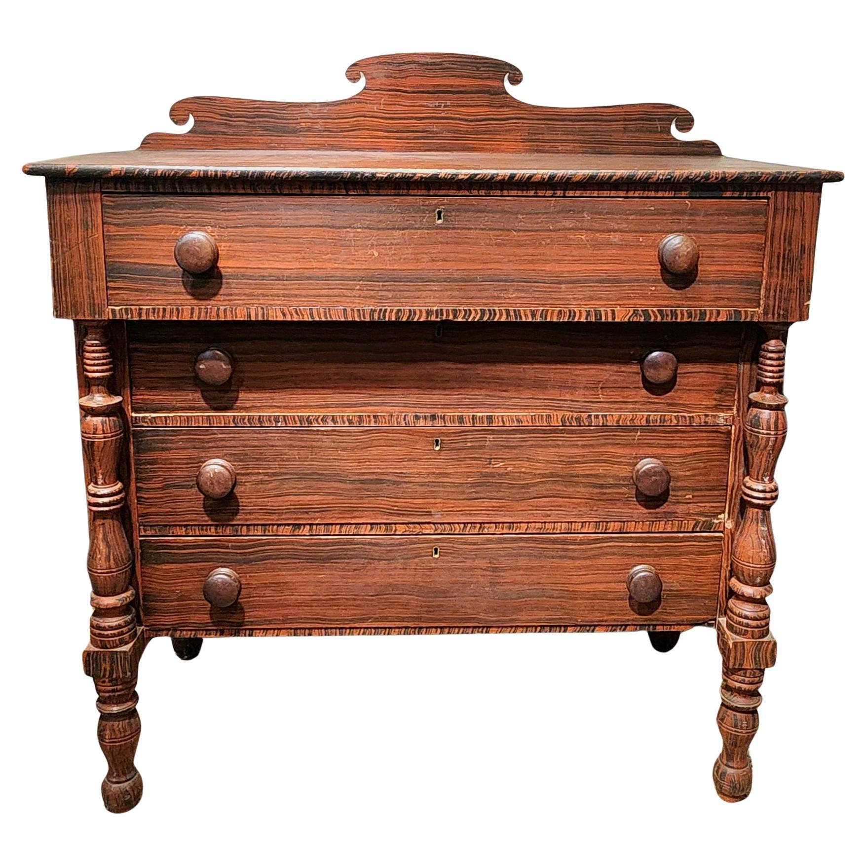Absolument magnifique, vers 1830, commode graduée peinte à la main. Probablement du Maine ou peut-être du Vermont, l'exécution est absolument magnifique. Les colonnes avant entièrement tournées, la délicatesse du dosseret et les quatre pieds