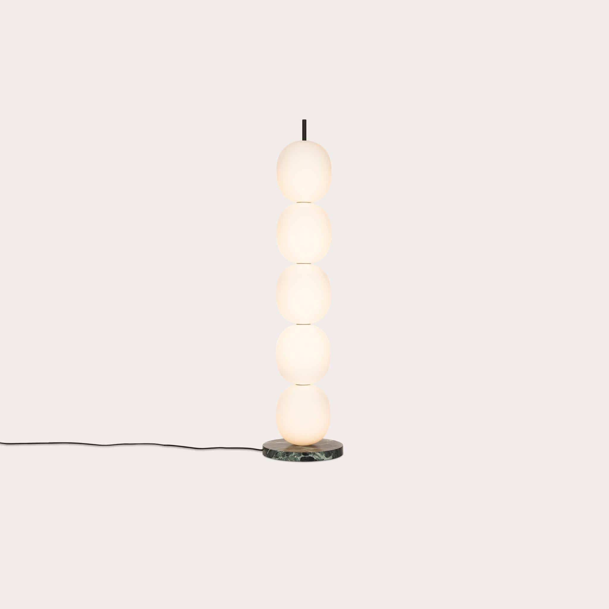 Moderno Lampada da terra Mainkai 5 di Sebastian Herkner con base in marmo in vendita