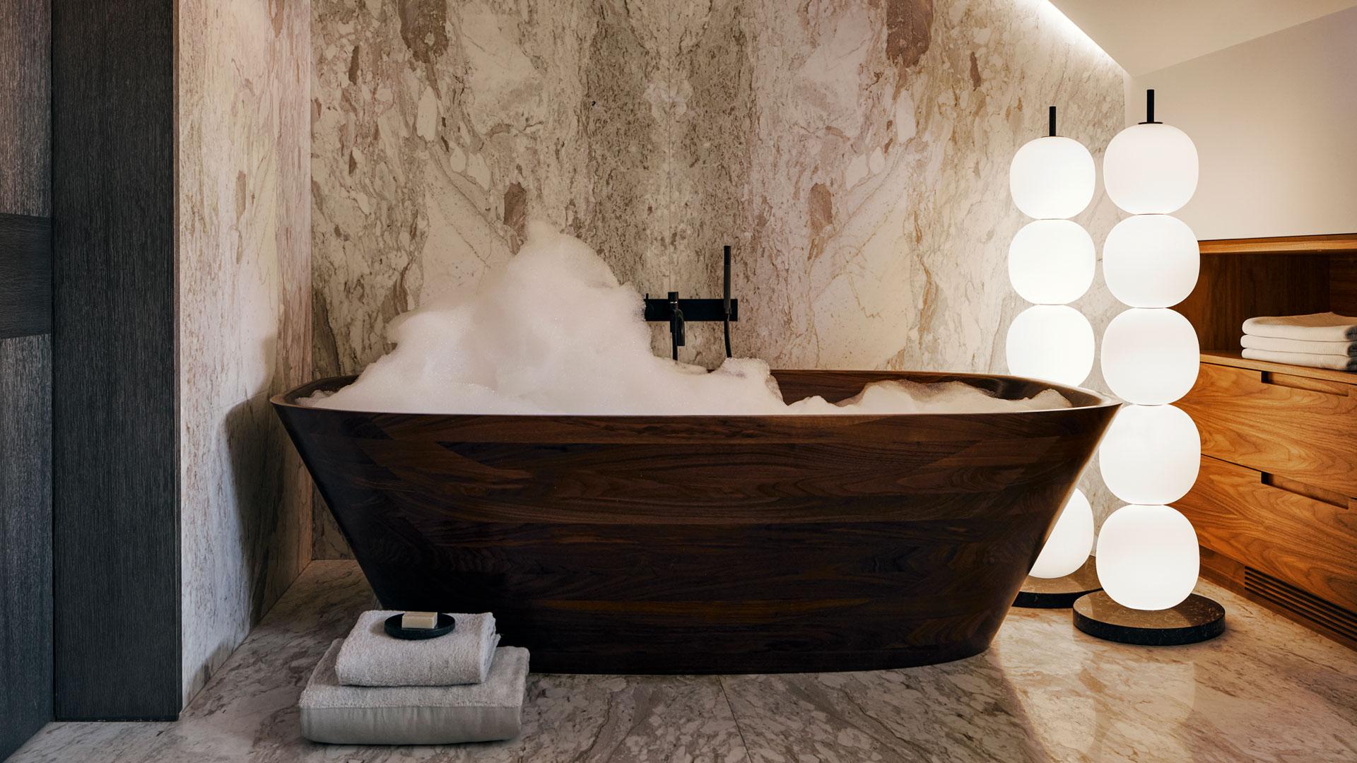 Travertino Lampada da terra Mainkai 5 di Sebastian Herkner con base in marmo in vendita