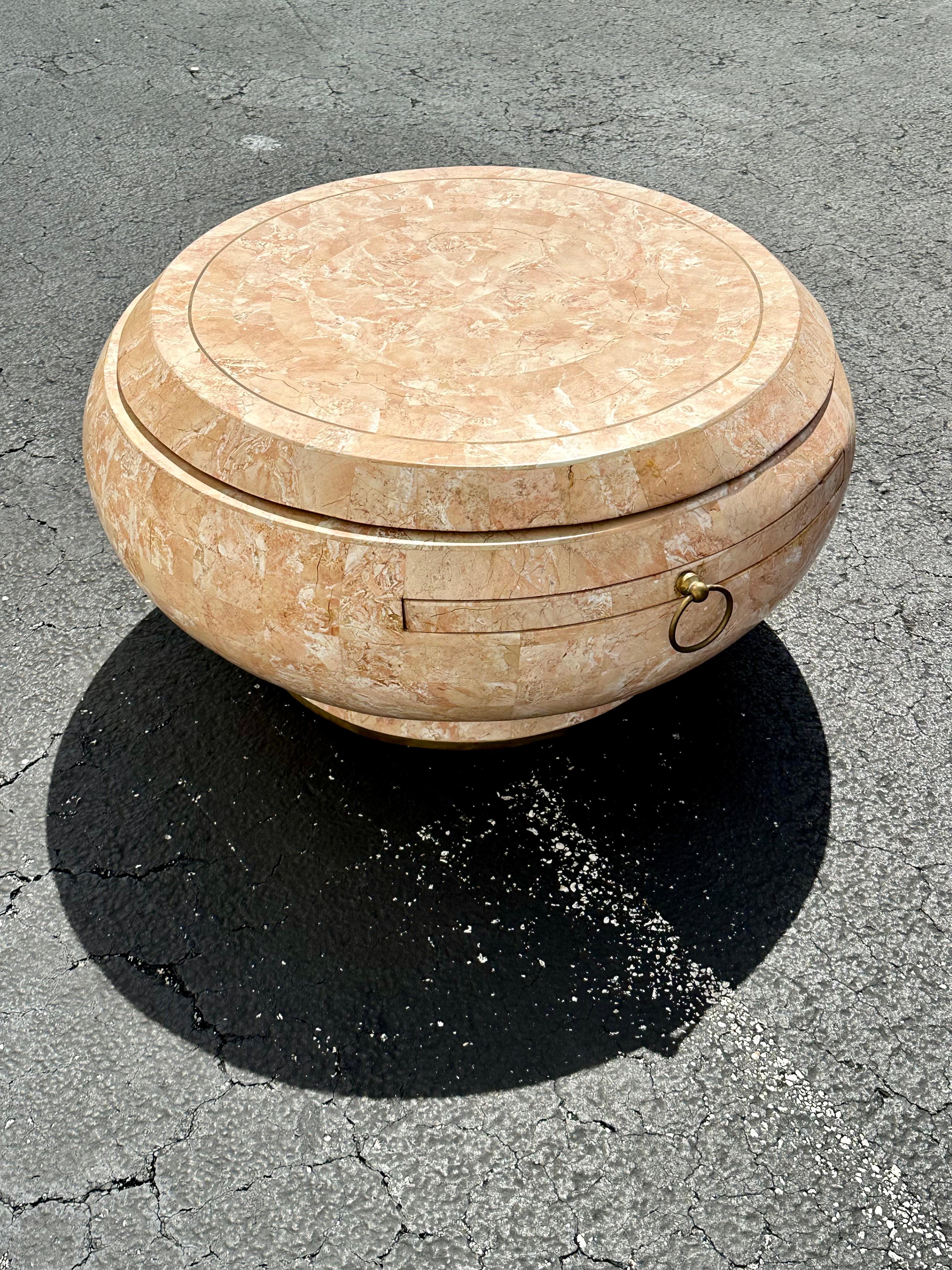 Table basse à étage pivotant Maitland Smith Tessellated Fossil Stone des années 1970 en vente 3