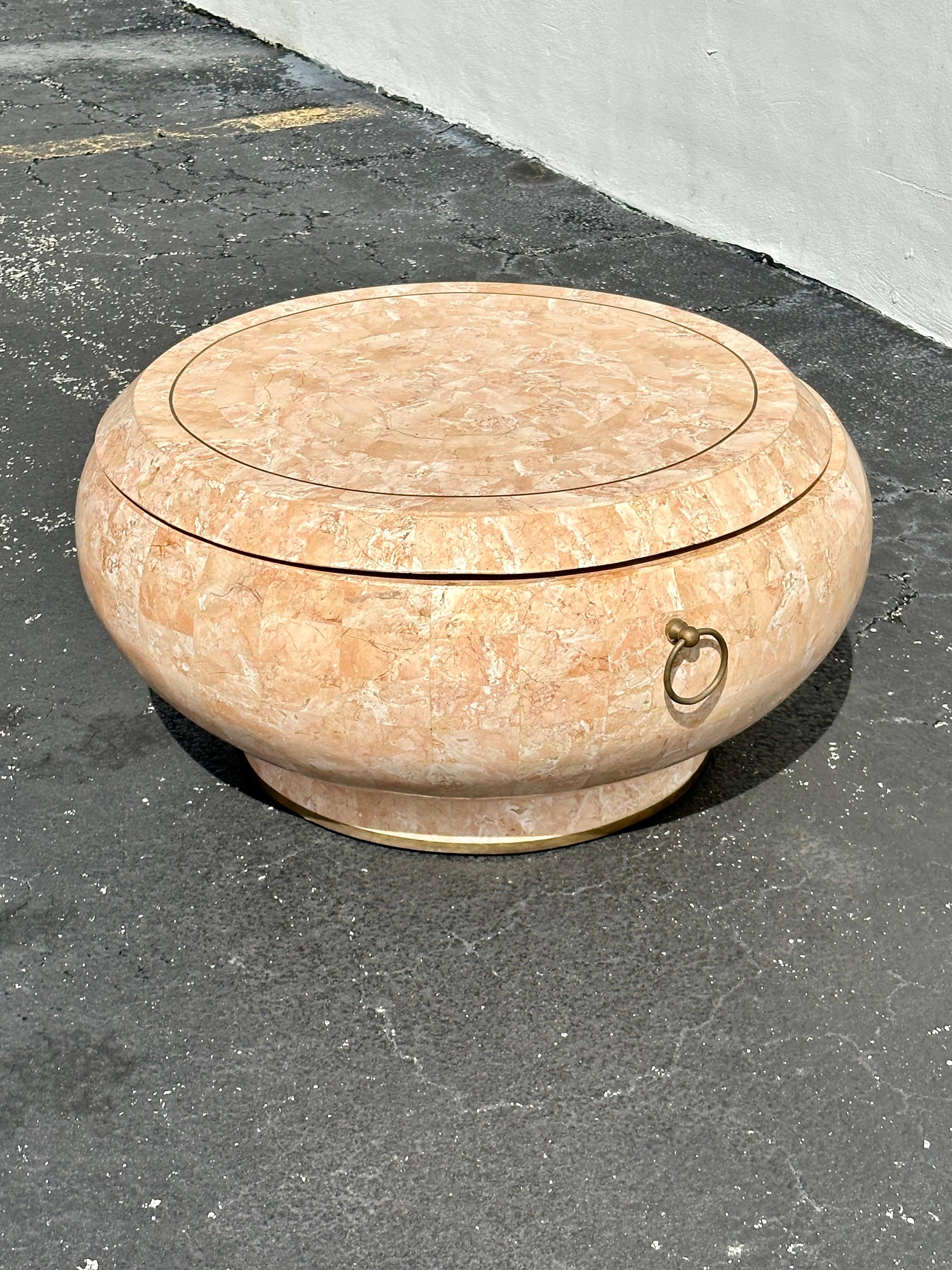 Table basse à étage pivotant Maitland Smith Tessellated Fossil Stone des années 1970 en vente 4