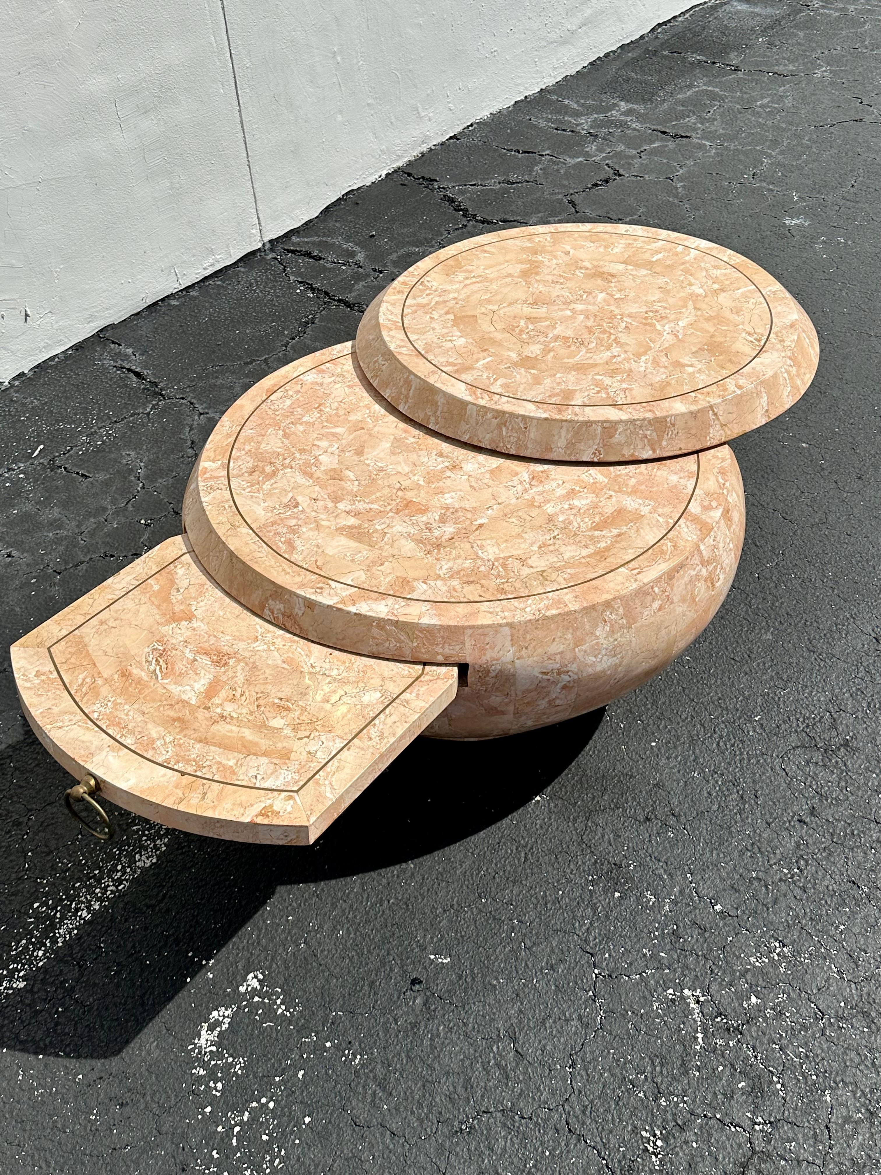 Postmoderne Table basse à étage pivotant Maitland Smith Tessellated Fossil Stone des années 1970 en vente