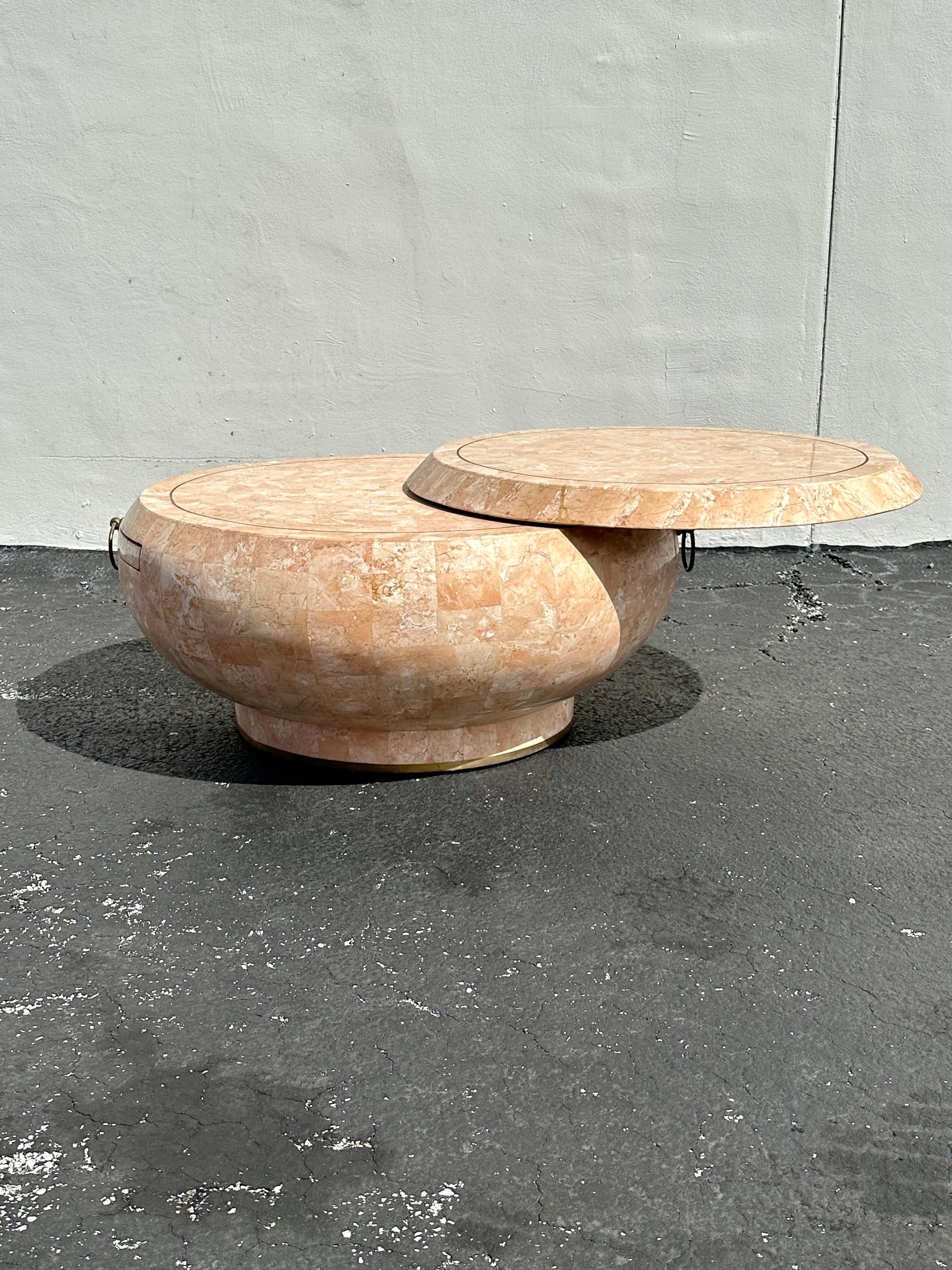 Philippin Table basse à étage pivotant Maitland Smith Tessellated Fossil Stone des années 1970 en vente