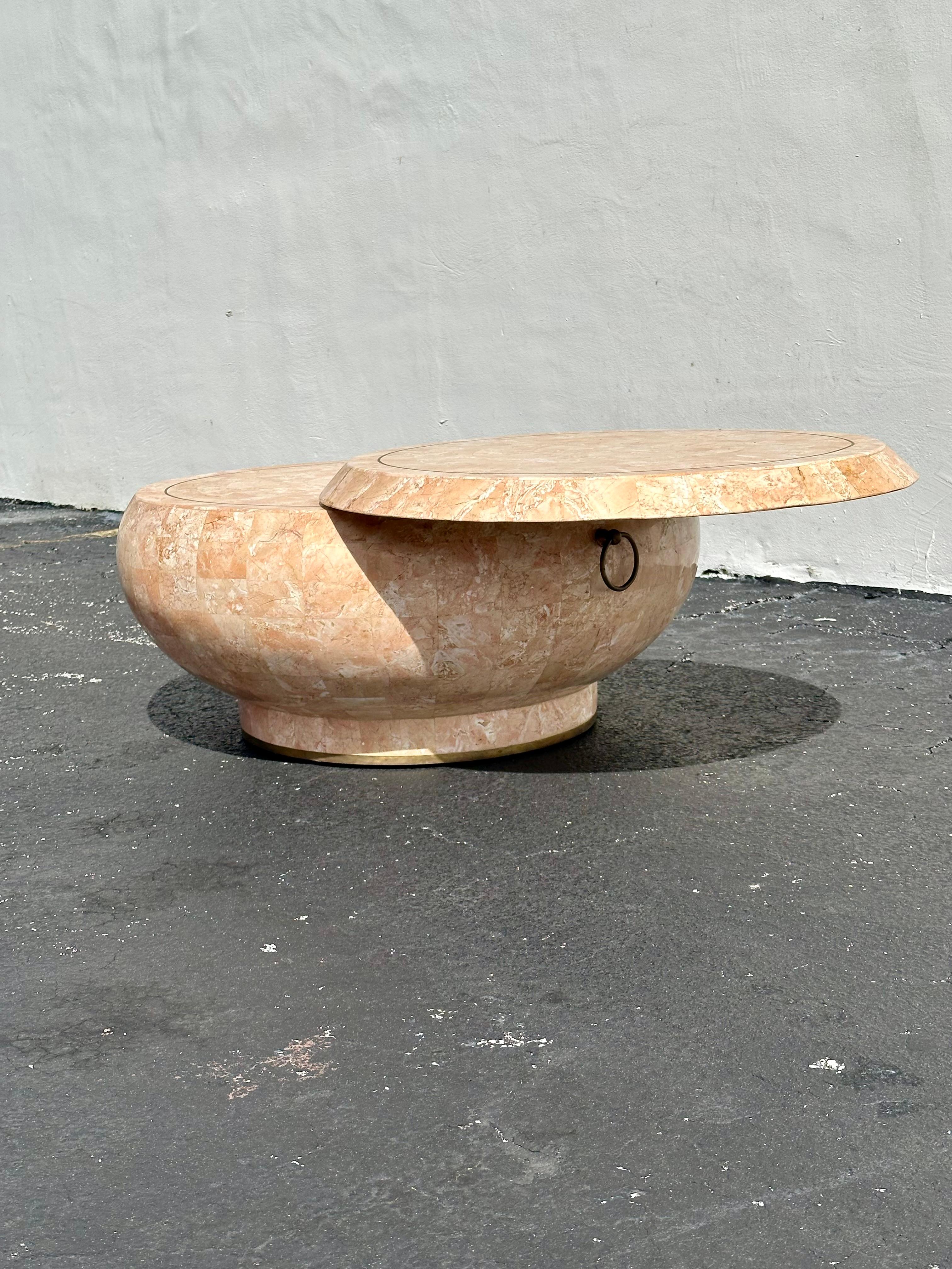 Table basse à étage pivotant Maitland Smith Tessellated Fossil Stone des années 1970 Bon état - En vente à Fort Lauderdale, FL