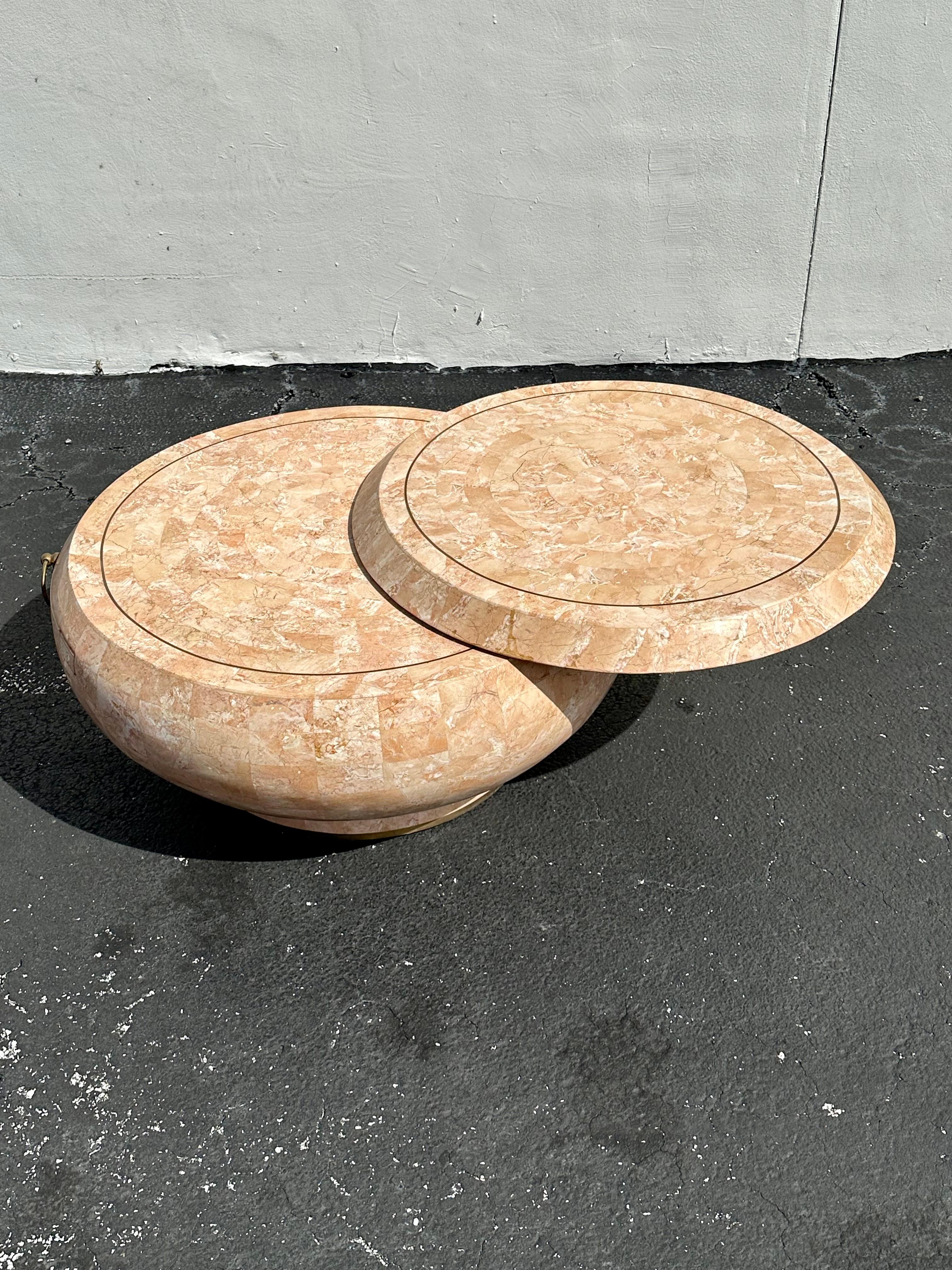 Fin du 20e siècle Table basse à étage pivotant Maitland Smith Tessellated Fossil Stone des années 1970 en vente