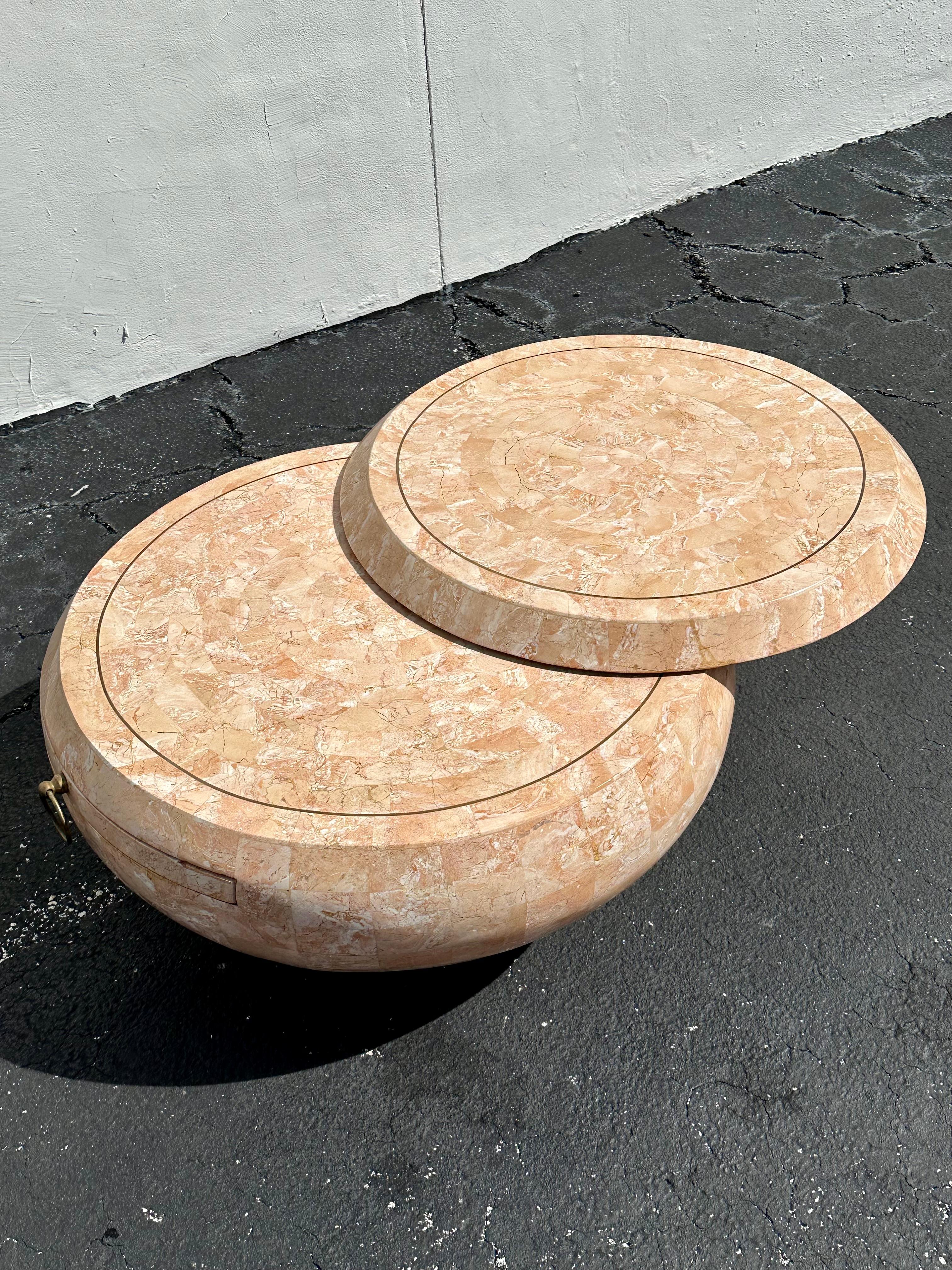 Pierre Table basse à étage pivotant Maitland Smith Tessellated Fossil Stone des années 1970 en vente