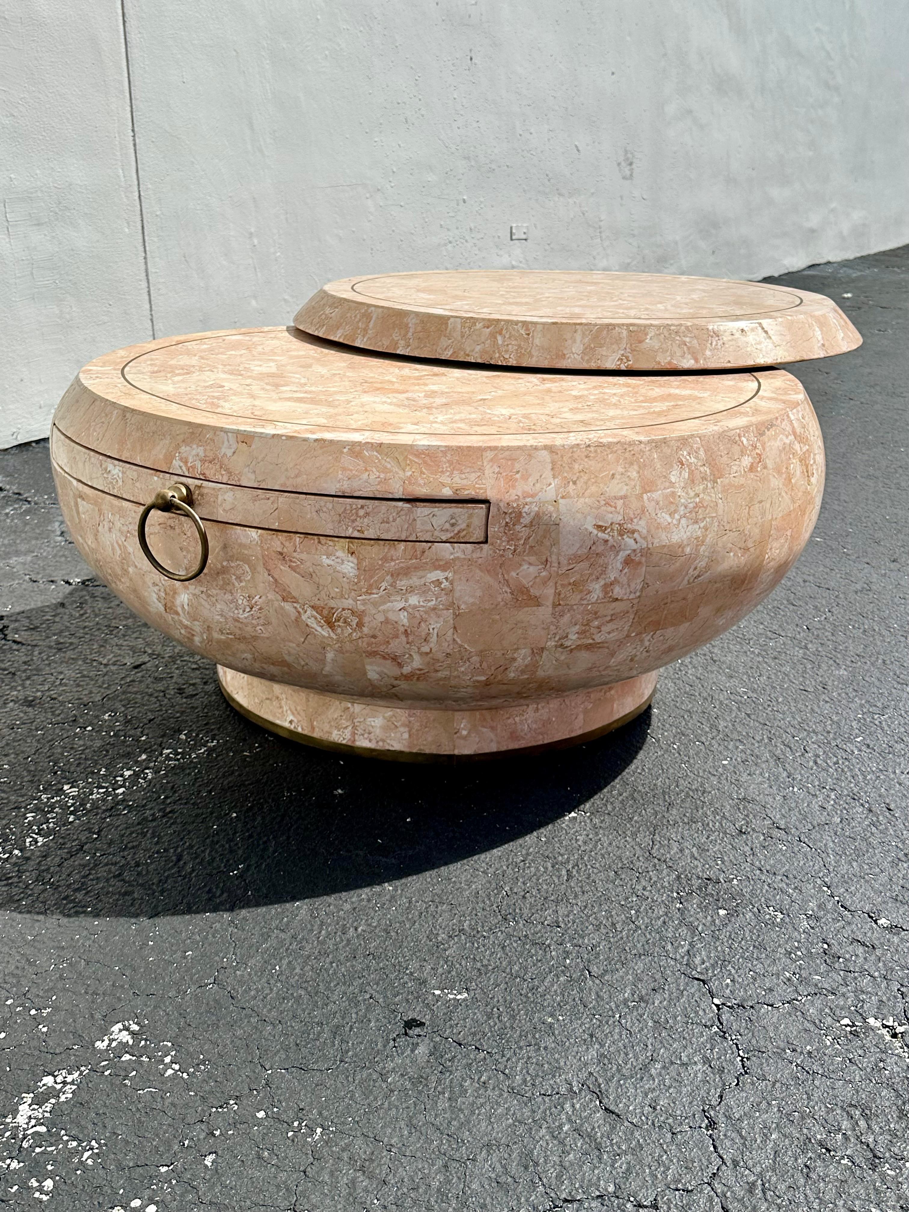 Table basse à étage pivotant Maitland Smith Tessellated Fossil Stone des années 1970 en vente 1