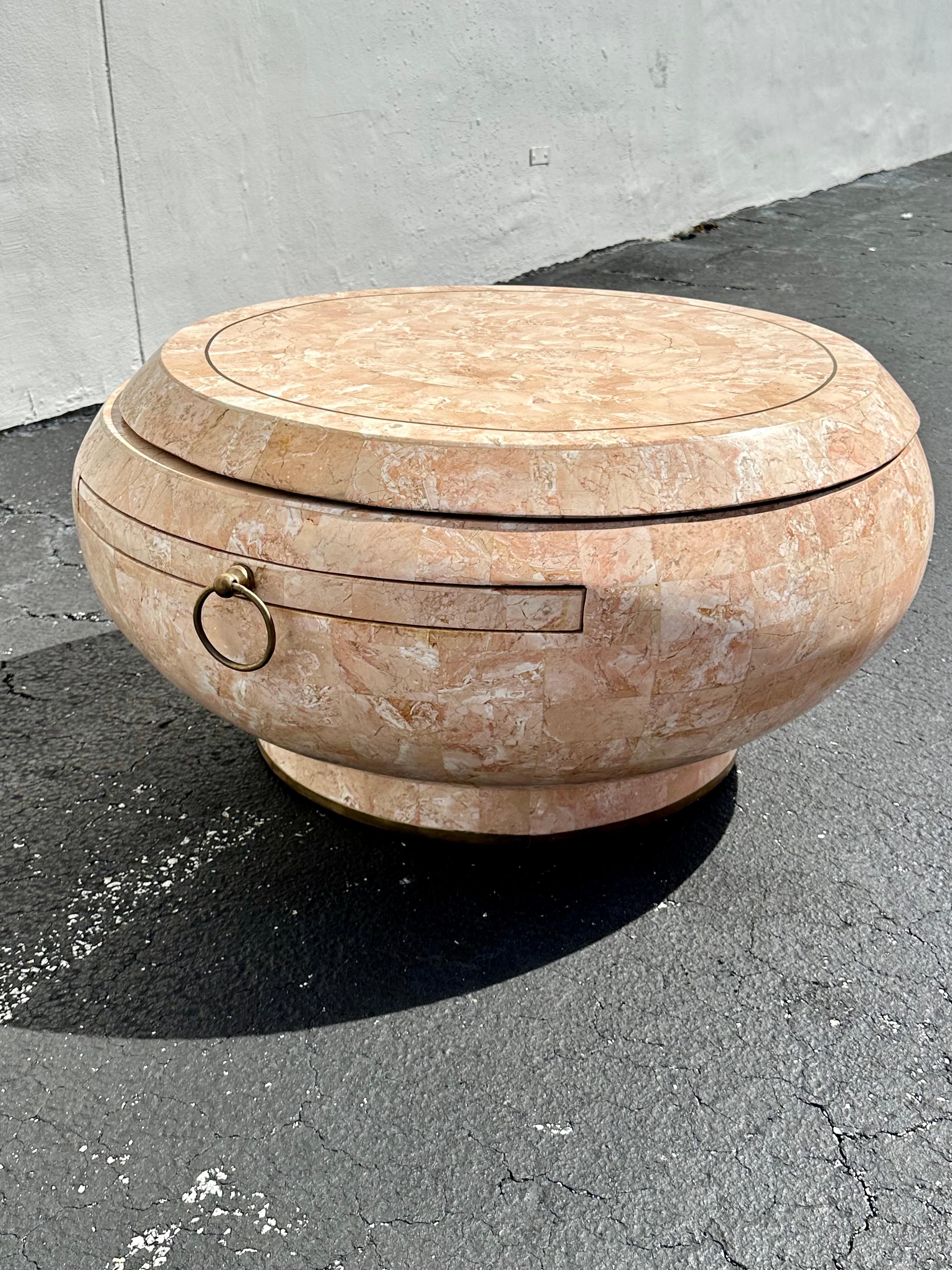 Table basse à étage pivotant Maitland Smith Tessellated Fossil Stone des années 1970 en vente 2