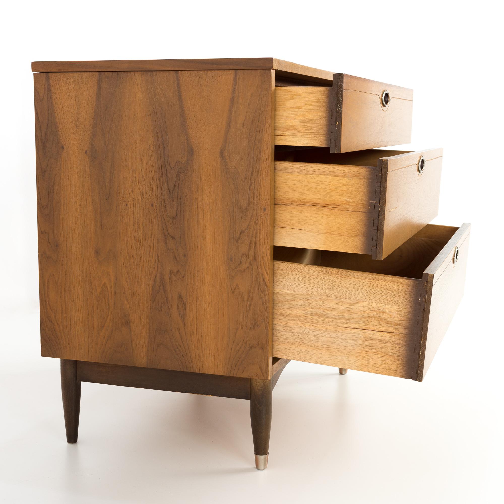 Mainline by Hooker 3 Drawer Dresser Chest of Drawers Nightstand In Good Condition In Countryside, IL