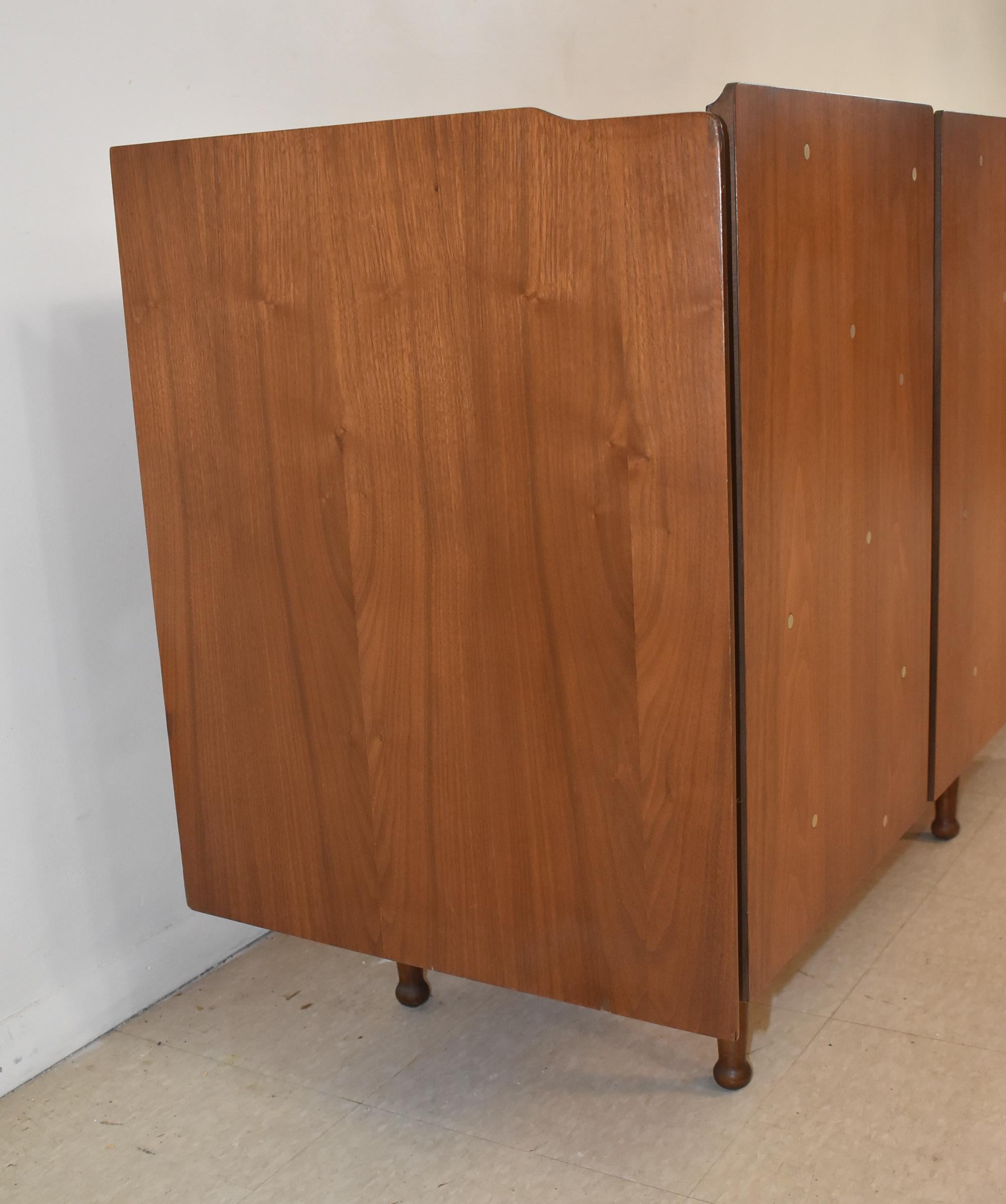 Mainline by Hooker 4-Door Walnut Credenza In Good Condition For Sale In Toledo, OH