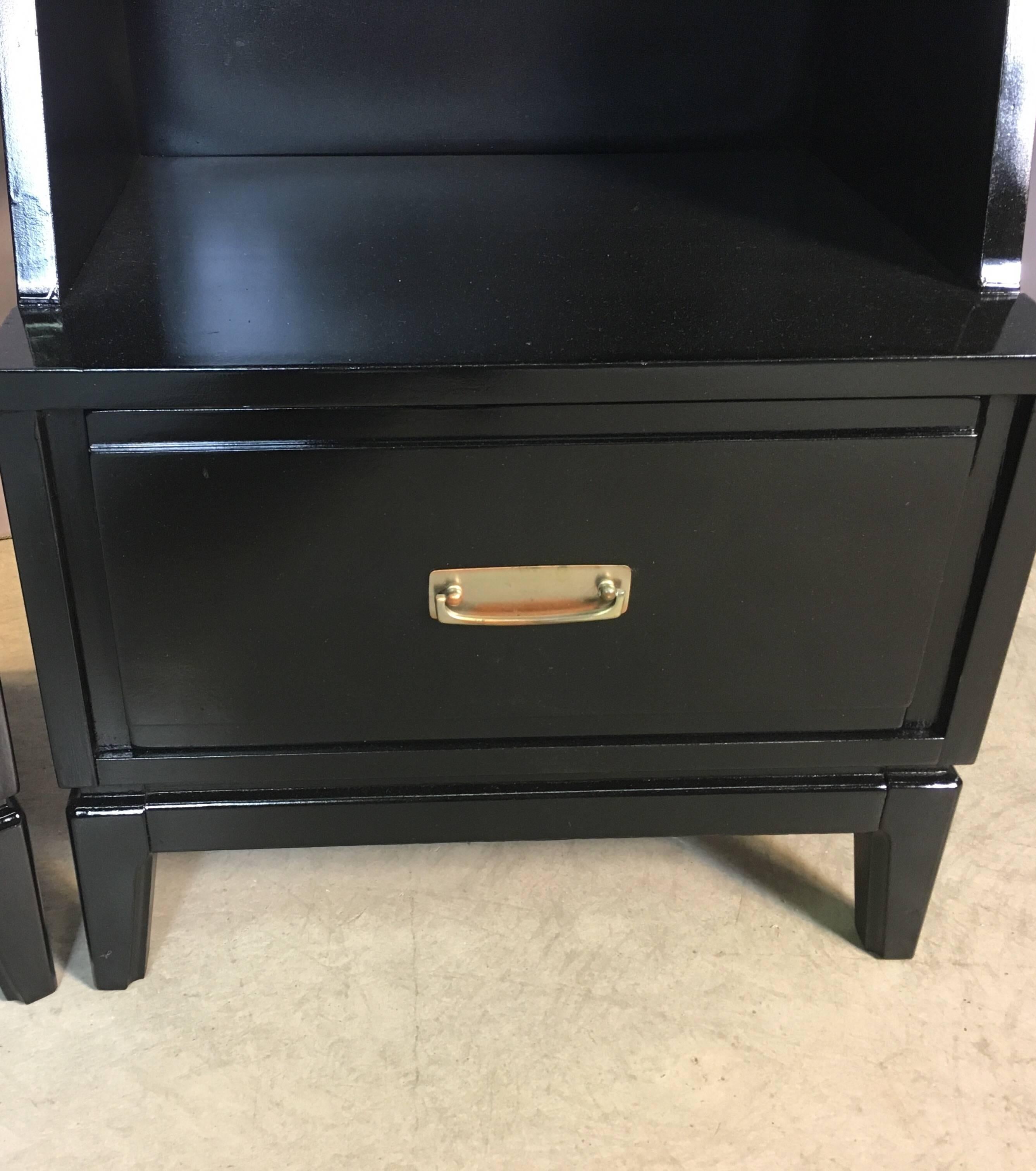 Mainline by Hooker Black Lacquered Nightstands, Pair In Excellent Condition For Sale In Amherst, NH