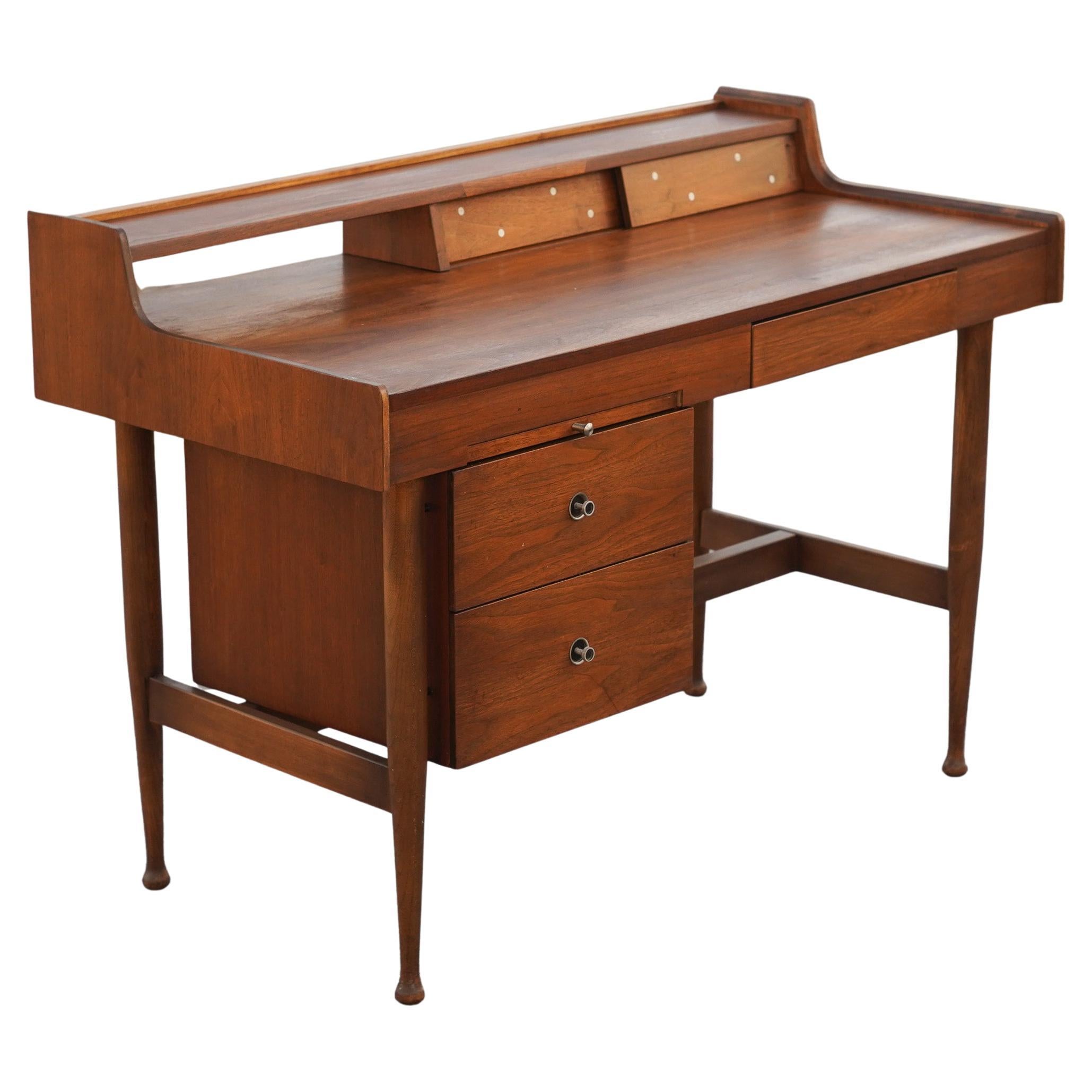 Mainline by Hooker Bureau à deux niveaux en noyer et laiton, moderne du milieu du siècle en vente