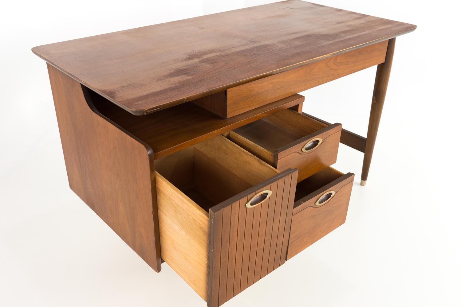 Mainline by Hooker Mid Century Single Sided Floating Display Desk In Good Condition In Franklin Park, IL
