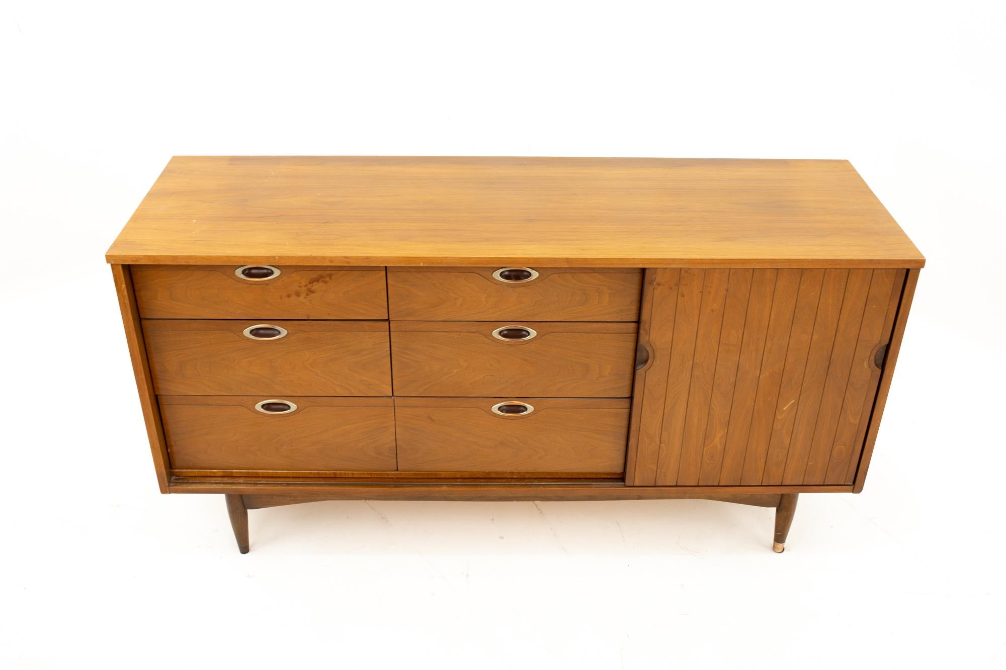 Mainline by Hooker Mid Century Walnut 9-Drawer Lowboy Dresser In Good Condition In Countryside, IL