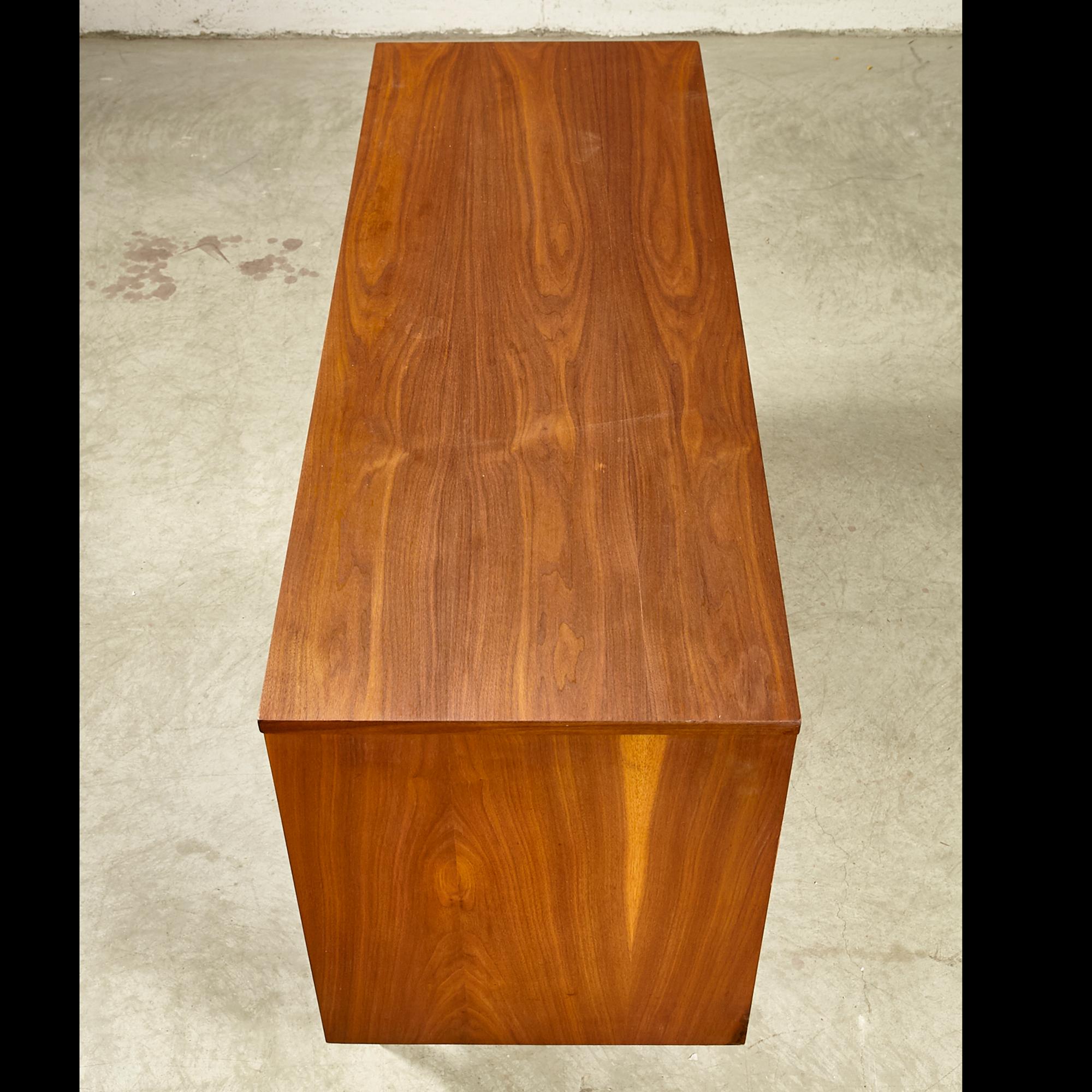 Mainline by Hooker Walnut Dresser, 1960s In Good Condition For Sale In Amherst, NH