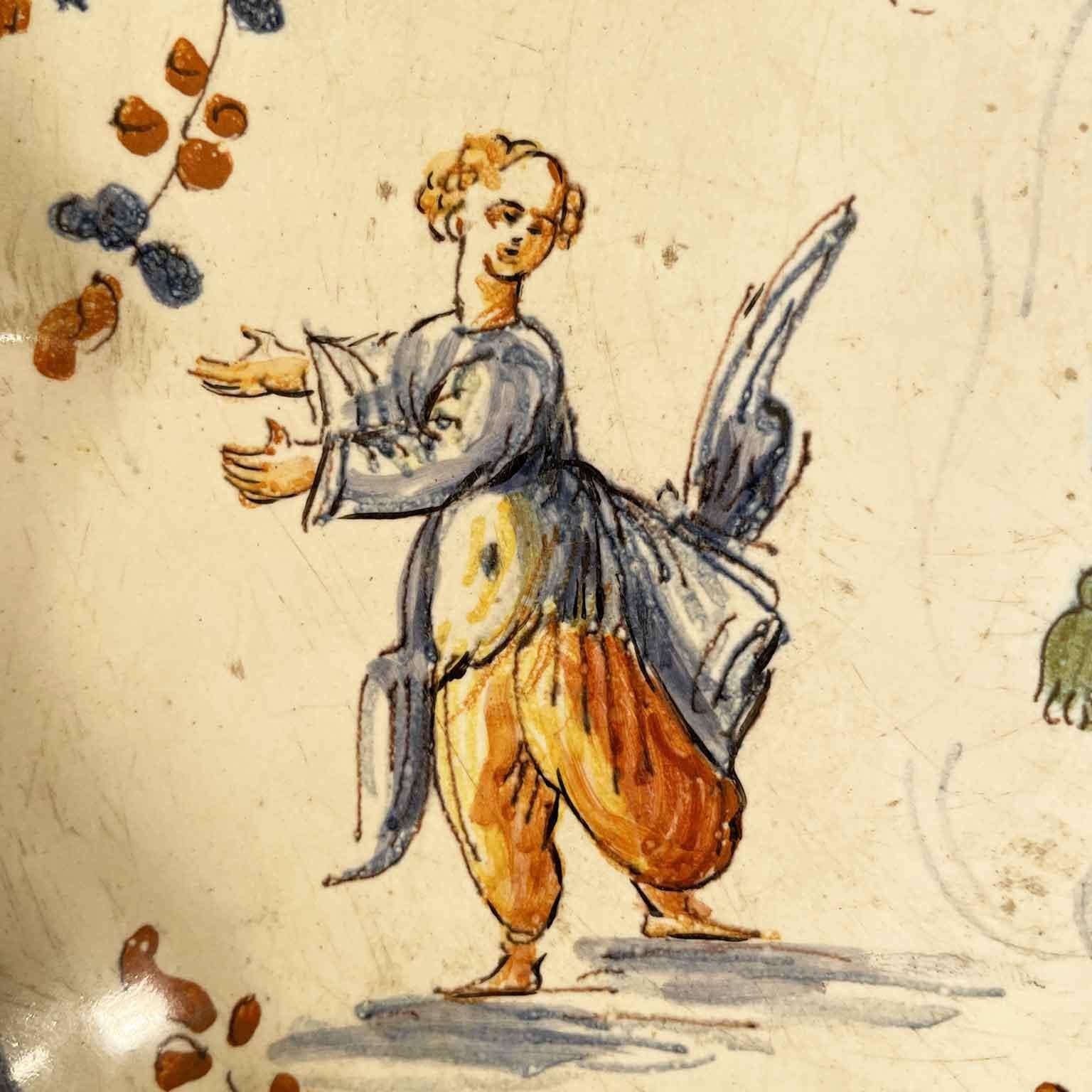 Piatto antico In Maiolica Policroma di origine italiana, risalente al 1750 circa a fondo bianco con il bordo mistilineo centrato da stemma  araldico, uno stemma da cardinale non insignito di dignità episcopale contenente una cornice a doppia voluta