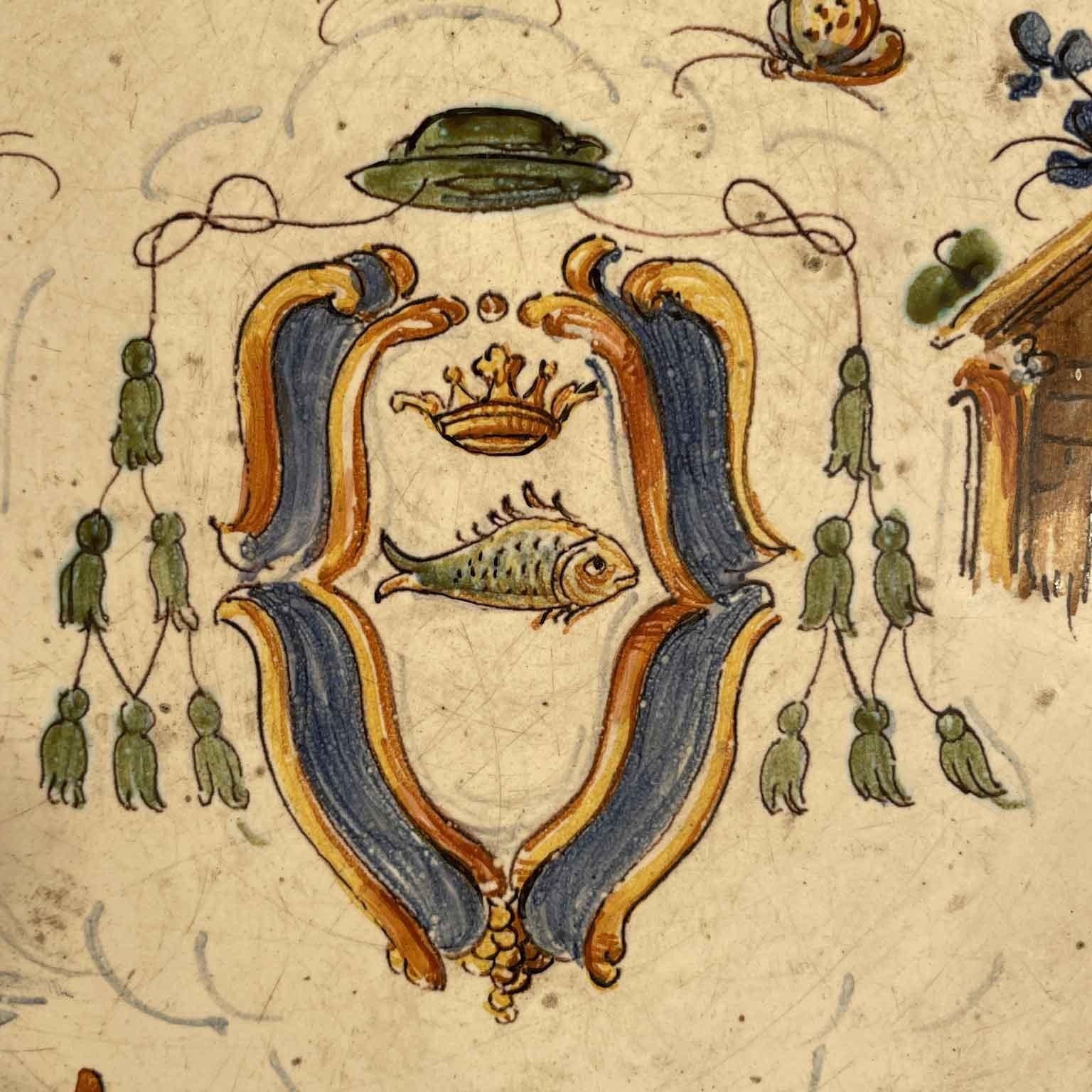 Hand-Painted Maiolica Italiana Piatto 1700s Decoro Policromo Floreale con Stemma Araldico