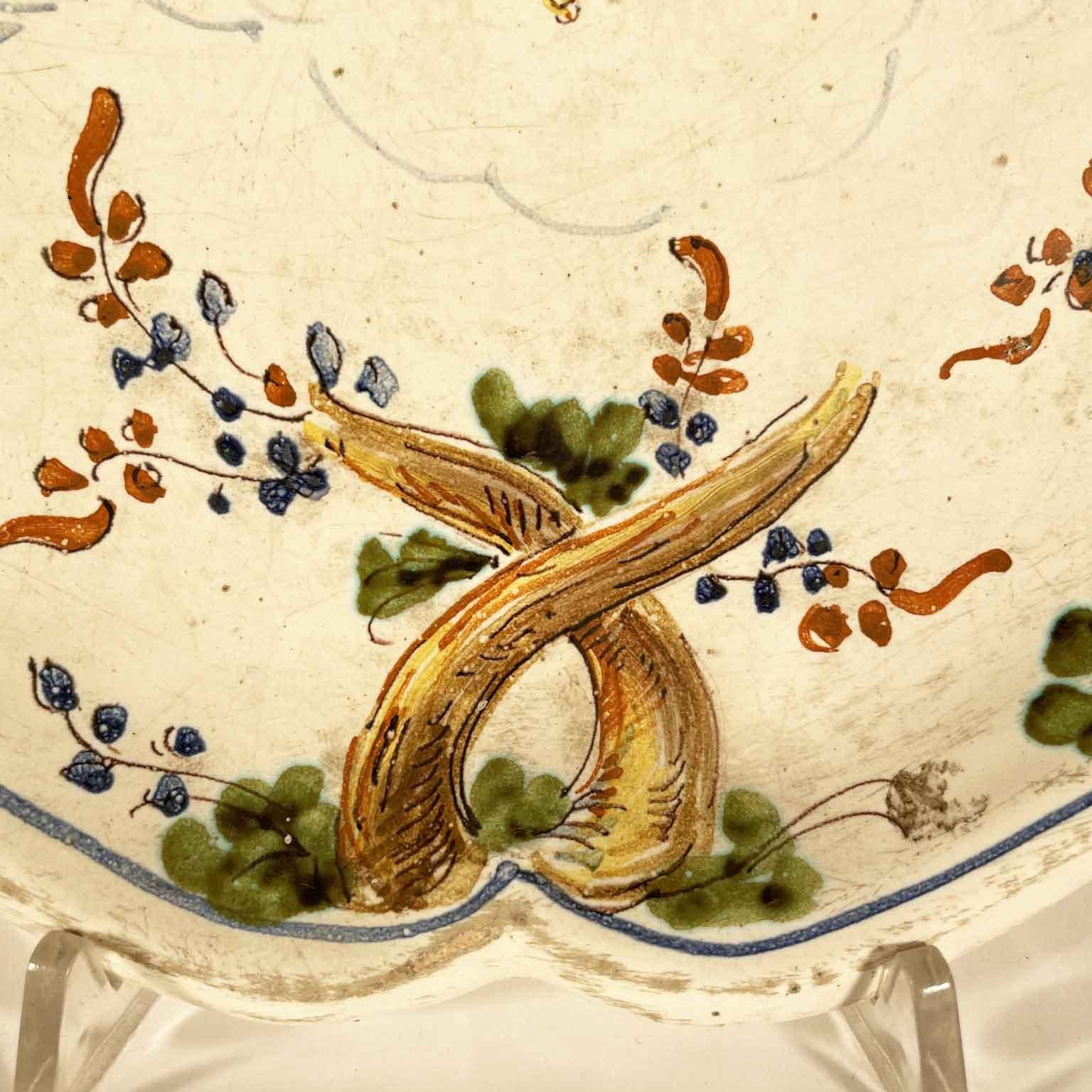Maiolica Italiana Piatto 1700s Decoro Policromo Floreale con Stemma Araldico In Good Condition In Milano, MI
