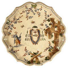 Plato italiano de mayólica del siglo XVIII Decoración floral policromada con escudo heráldico