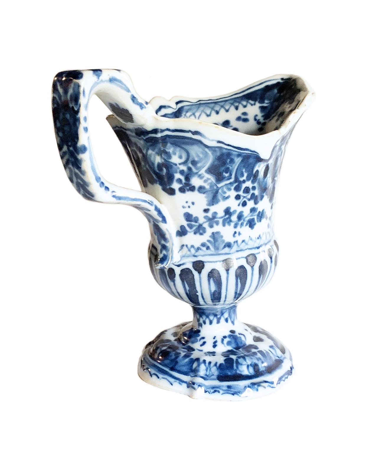 Maiolica Pitcher Antonio Maria Coppellotti Manufacture, Lodi, Circa 1735  In Good Condition For Sale In Milano, IT