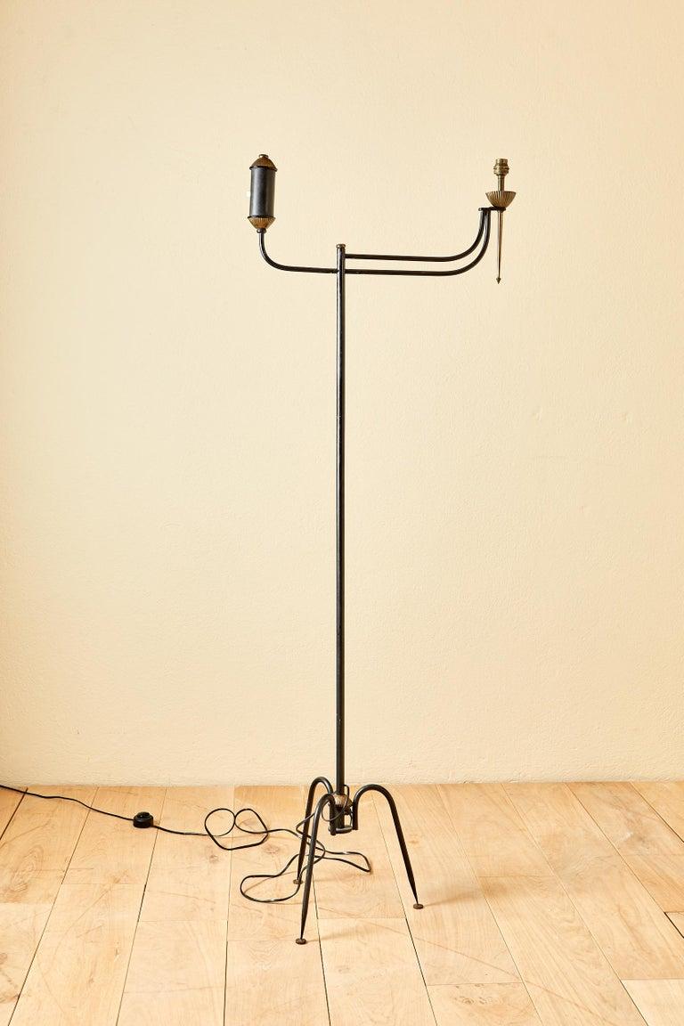 Maison Arluce, 
Stehlampe, 
Klassizistische Stehlampe in Nachahmung einer Öllampe,
Messing und Eisen lackiert, 
ca. 1960, Frankreich.
Höhe 153 cm, Durchmesser 54 cm.