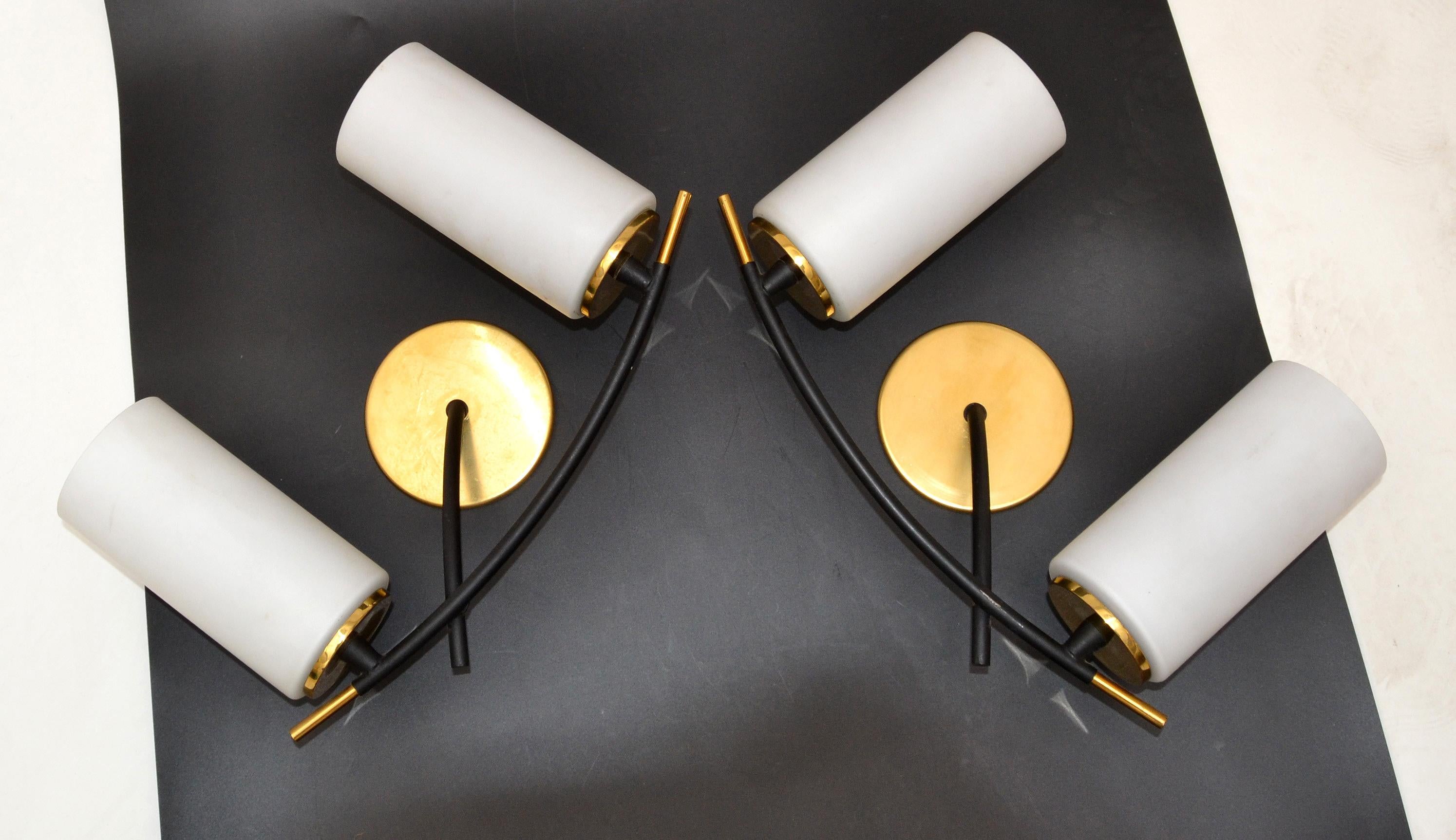 Maison Arlus paire d'appliques à 2 lumières Art Déco en laiton, acier et abat-jour cylindrique en opaline en vente 3