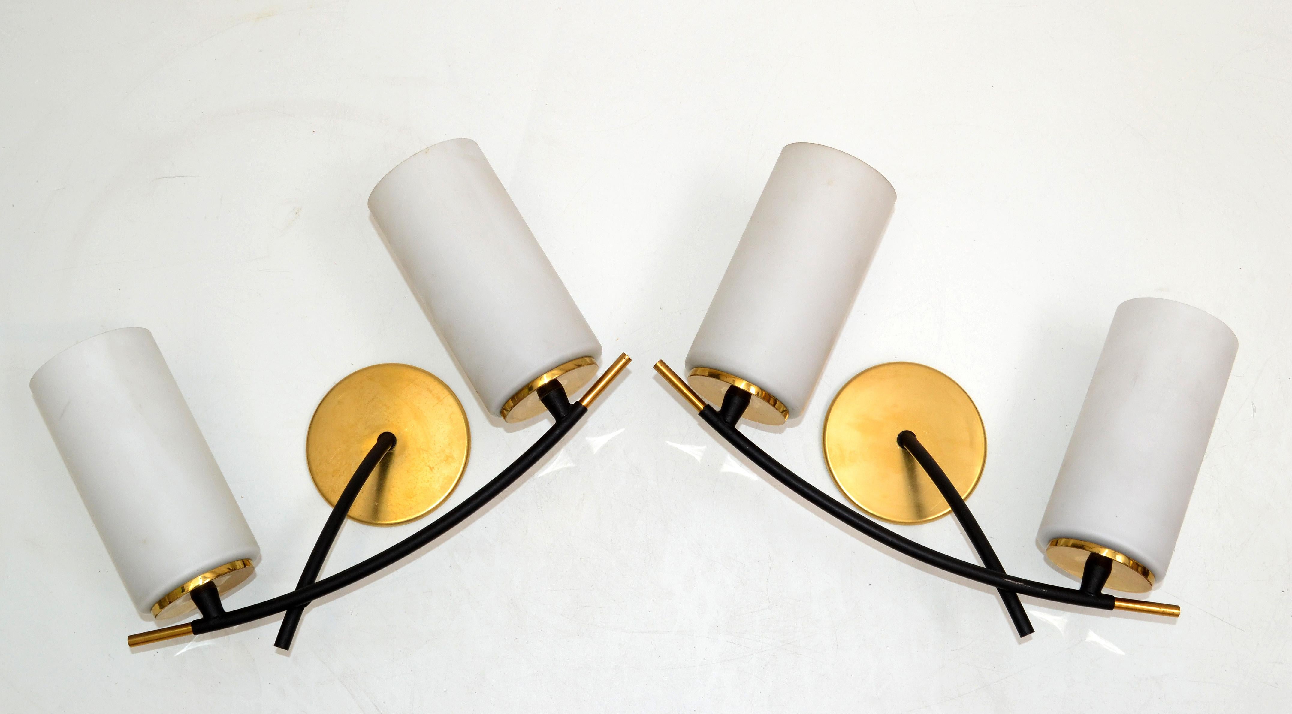 Maison Arlus paire d'appliques à 2 lumières Art Déco en laiton, acier et abat-jour cylindrique en opaline en vente 8