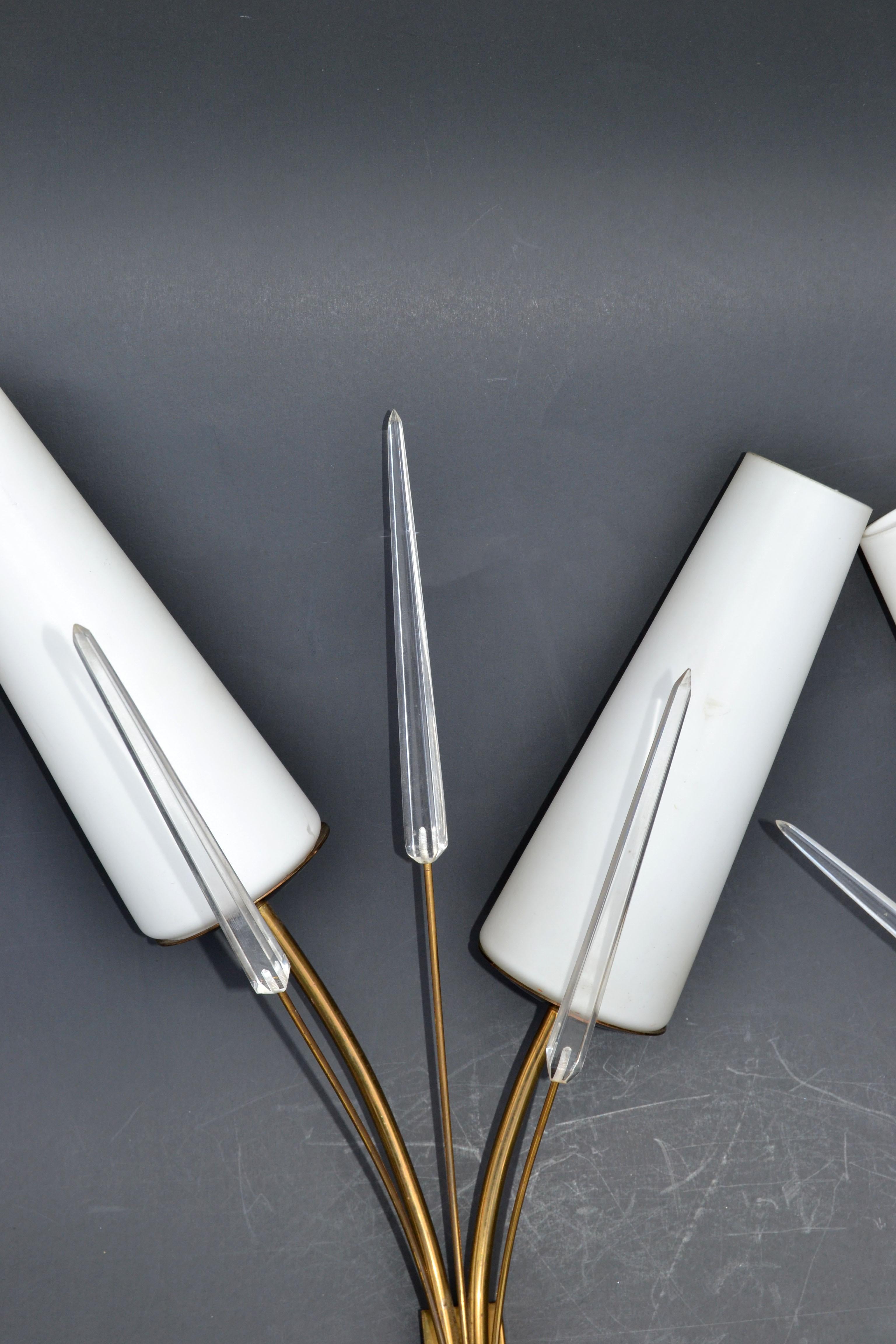Français Paire d'appliques à 2 lumières Maison Arlus en lucite à facettes, laiton et abat-jour en opaline, France en vente
