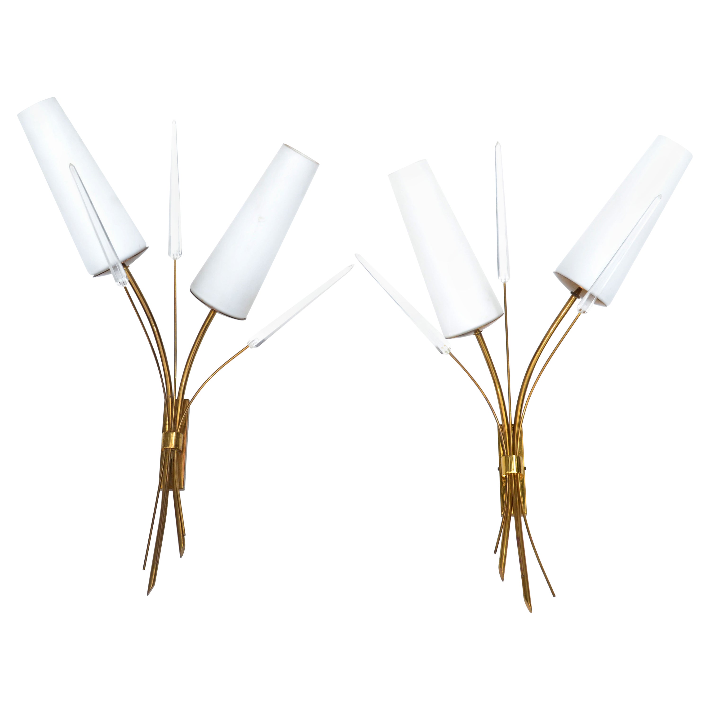 Paire d'appliques à 2 lumières Maison Arlus en lucite à facettes, laiton et abat-jour en opaline, France en vente