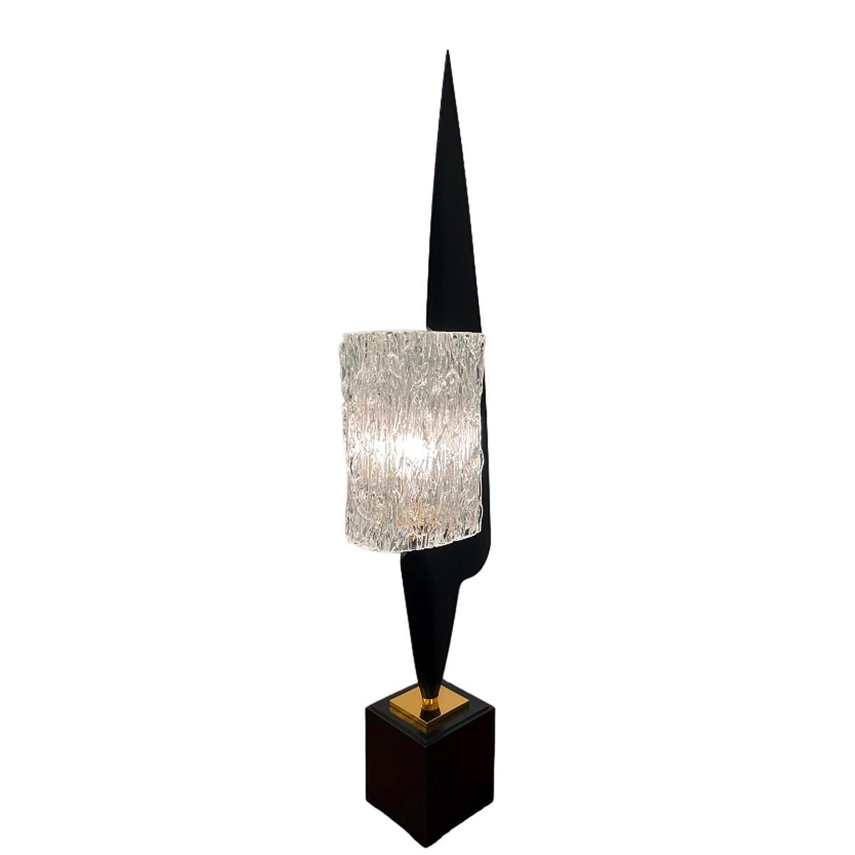 Fait main Maison Arlus, lampe en bois laqué noir des années 50 en vente