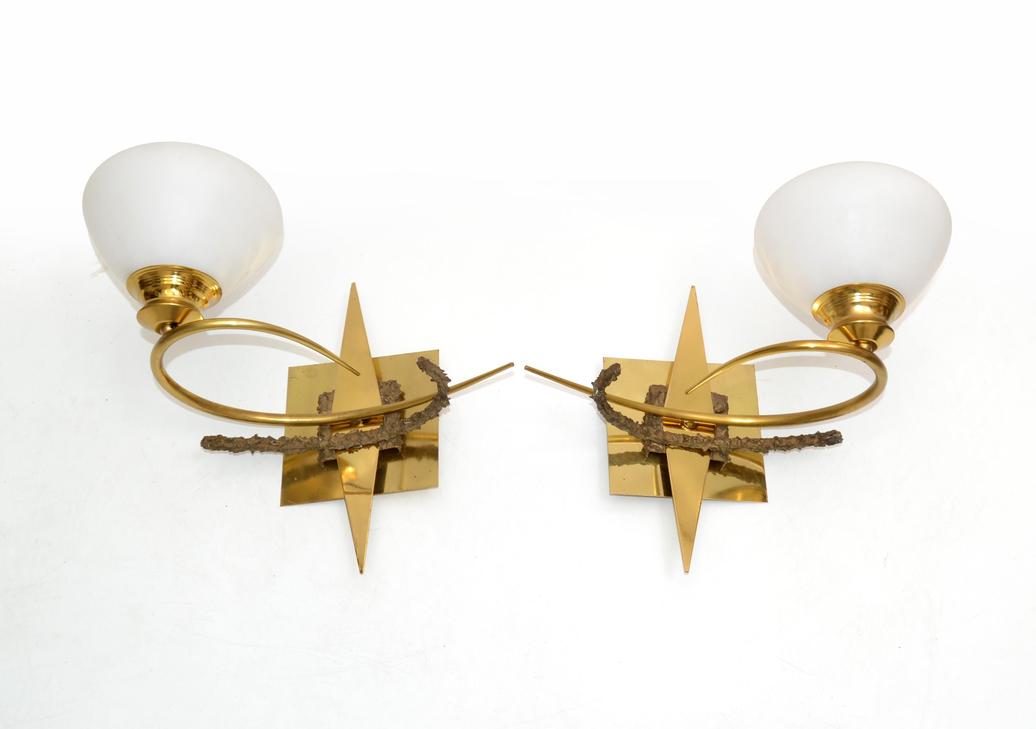 Mid-Century moderno Maison Arlus, Applique in ottone, bronzo con paralume in vetro opalino a cono in vendita