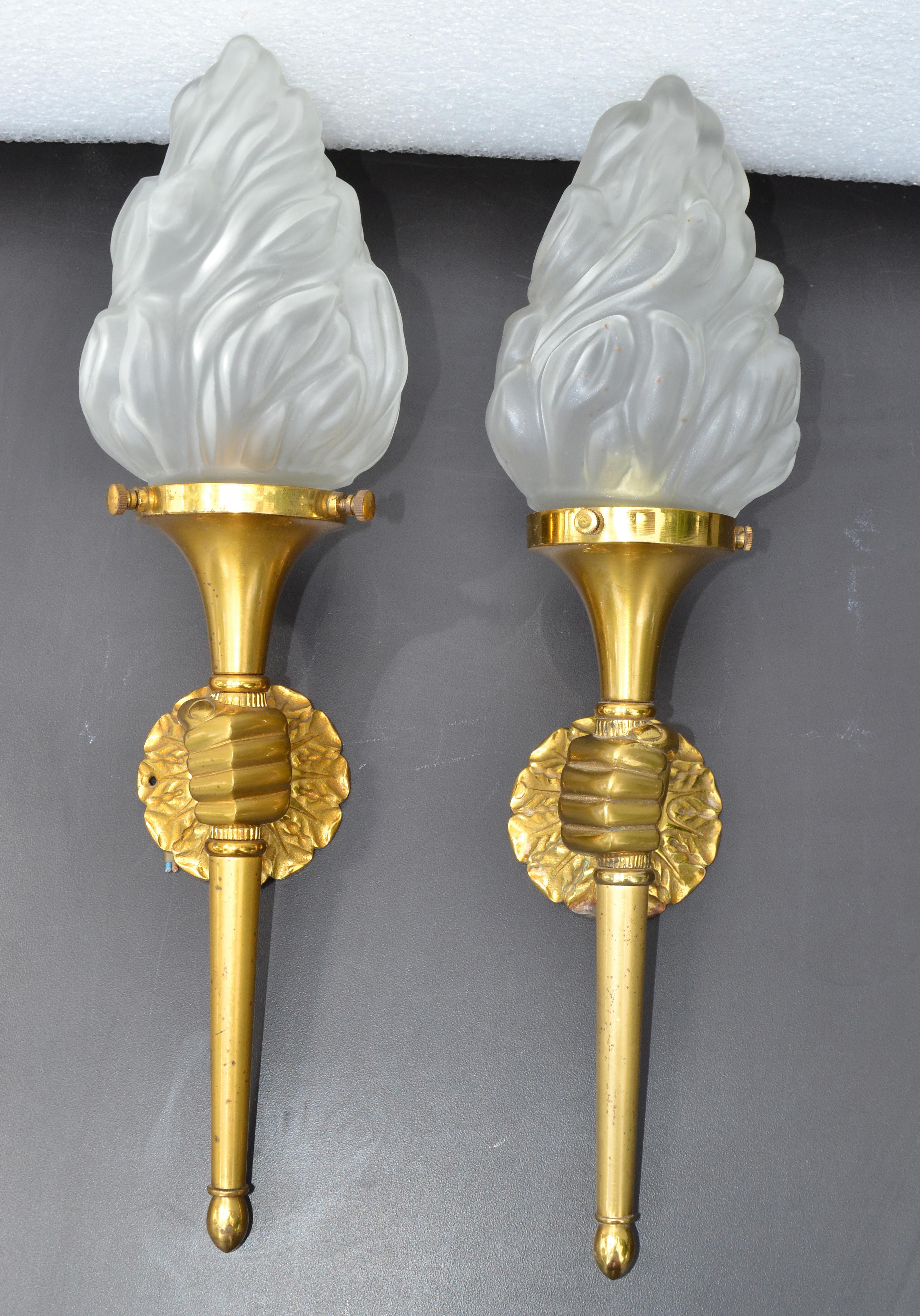 Maison Arlus Bronze-Wandleuchter, Hand hält Fackel und Flammenglasschirm, Frankreich, Paar (Moderne der Mitte des Jahrhunderts) im Angebot