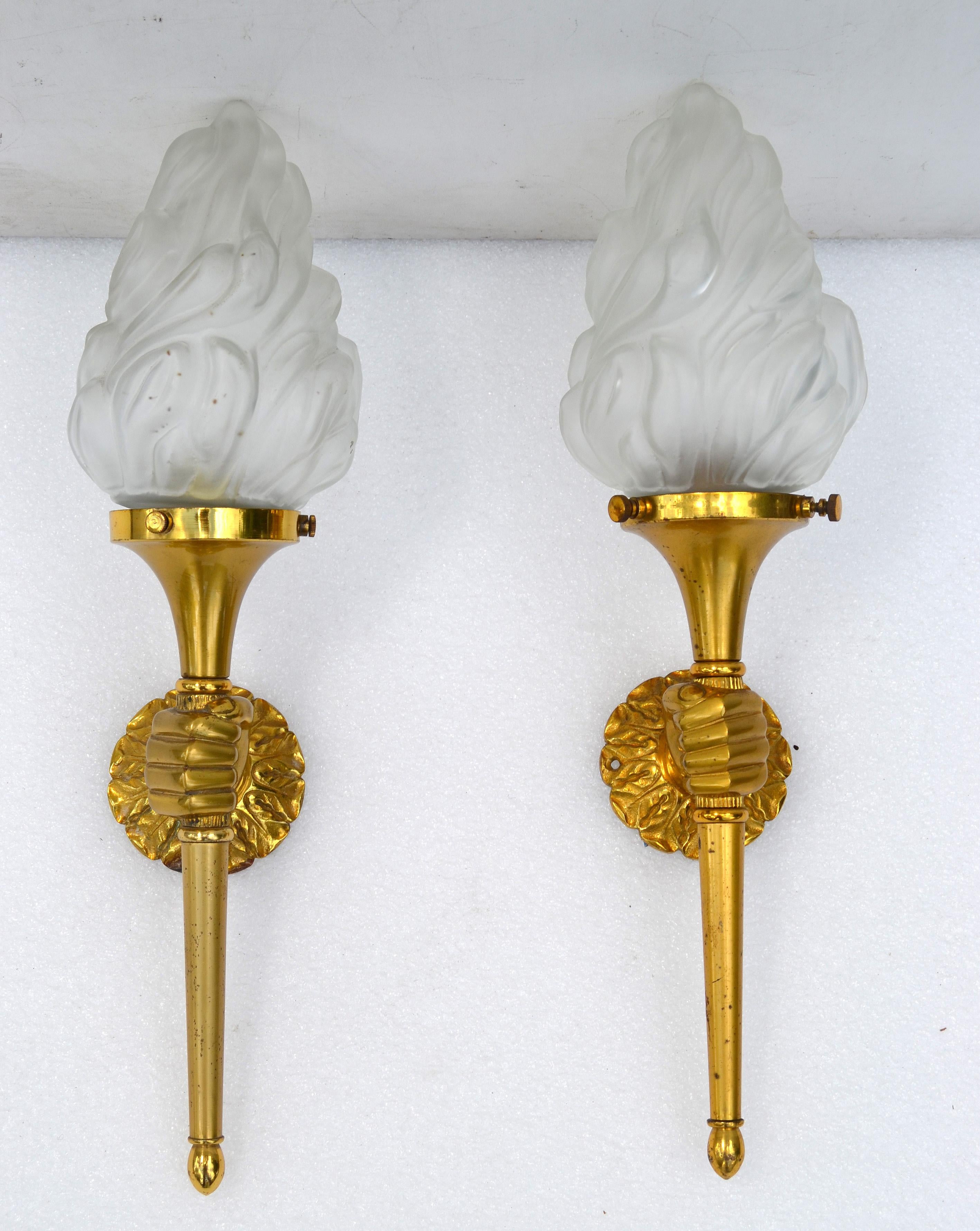 Maison Arlus Bronze Sconce Hand Holding Torch & Flame Glass Shade France, Pair Hecho a mano en venta