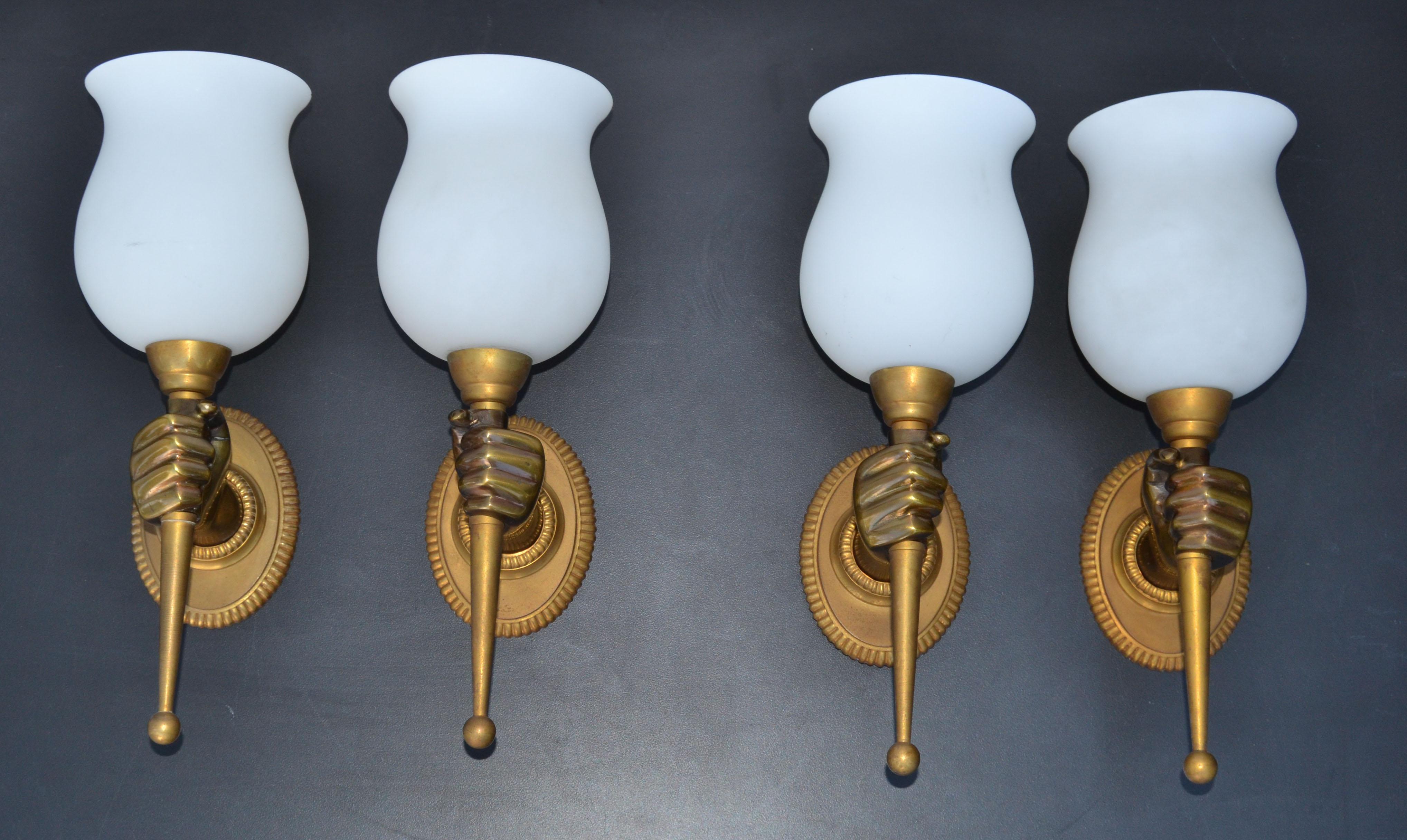 Maison Arlus, Bronze-Wandleuchter, handgehängt, Tulpen-Opalglasschirm, Frankreich, Paar im Angebot 1