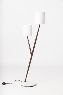 Maison Arlus Stehlampe mit Sockel aus Carrara-Marmor und zwei Armen – Frankreich, 1960er Jahre