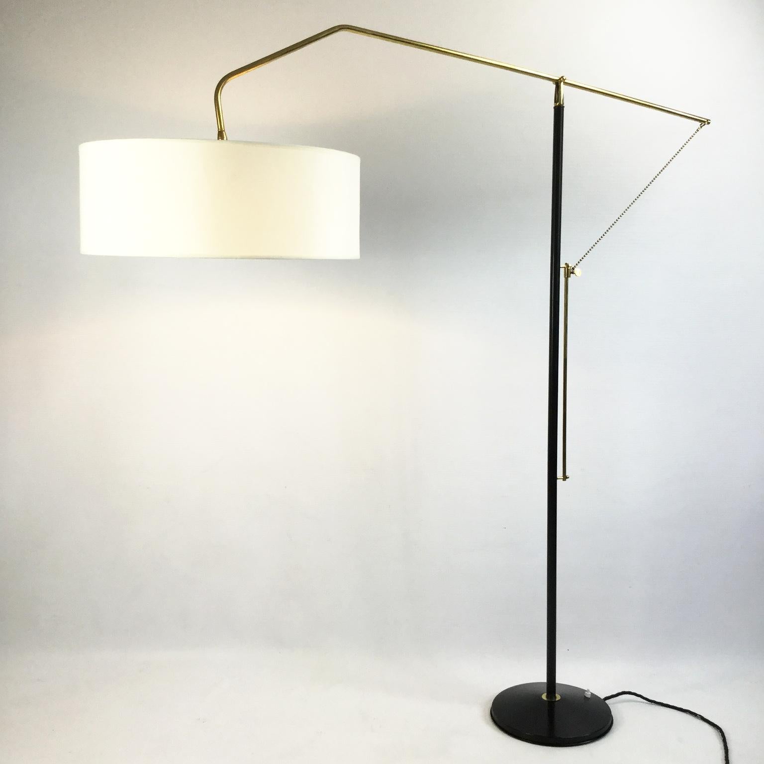 A stunning Maison Arlus floor lamp from the 1950s. With a pendulum system on an axis adjustable by a brass runner. Black lacquered metal base.
Rewired with black cotton-insulated cable.
Adjustable height from 185cm to 145 cm.