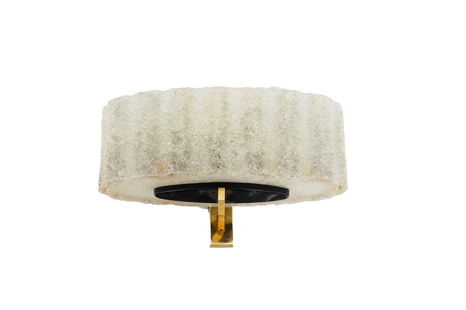 Maison Arlus, by.

Wall lamp in granite resin, golden brass and black lacquered metal, oval shape.

French work from the 1960s.

New and functional electricity. Works with an E- socket.

Dimensions: H x W x D cm

French work realized in the