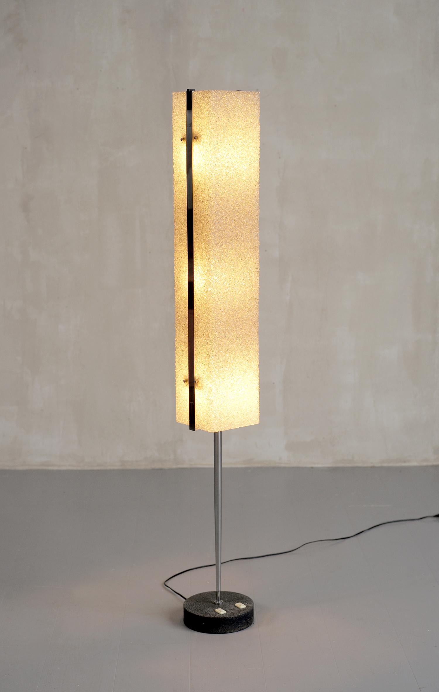 Maison Arlus, floor lamp column in resin and metal, France 1960. On the cast iron base are placed two switches, the chrome shaft receives a white lacquered metal frame dressed with two resin reflectors. The light is provided by 6 bulbs, powered 3/3