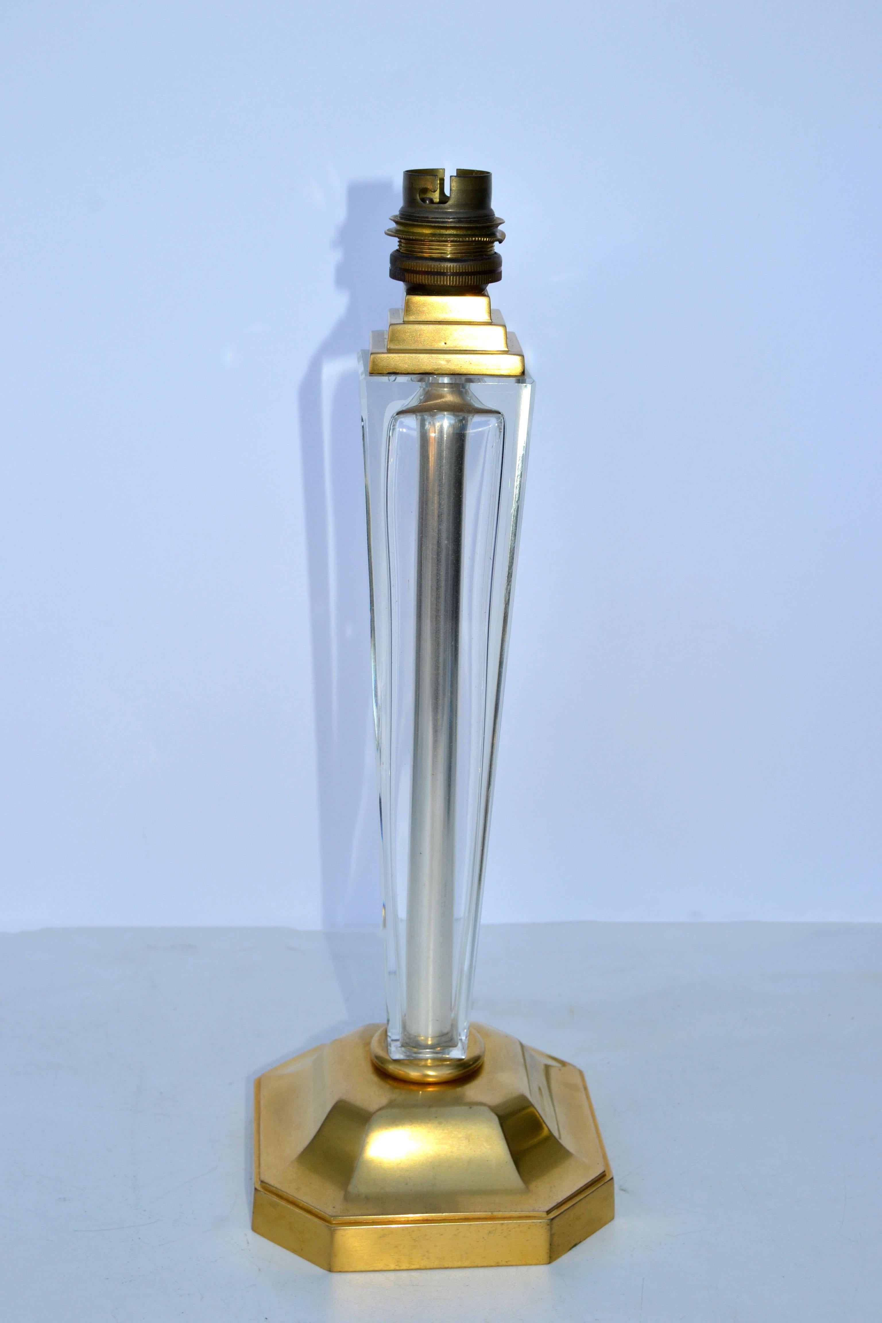 20ième siècle Maison Arlus lampe de bureau néoclassique en laiton et verre cristal avec abat-jour tambour noir en vente