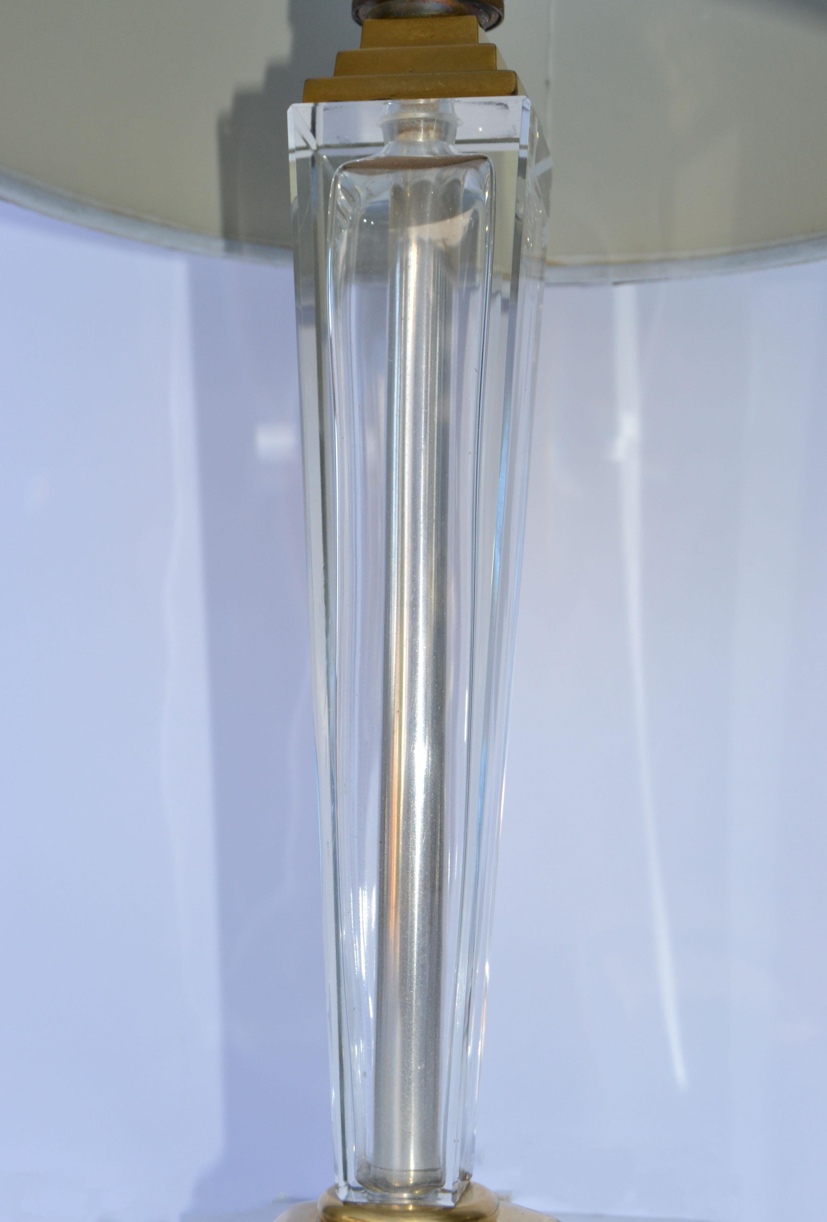Maison Arlus lampe de bureau néoclassique en laiton et verre cristal avec abat-jour tambour noir en vente 1
