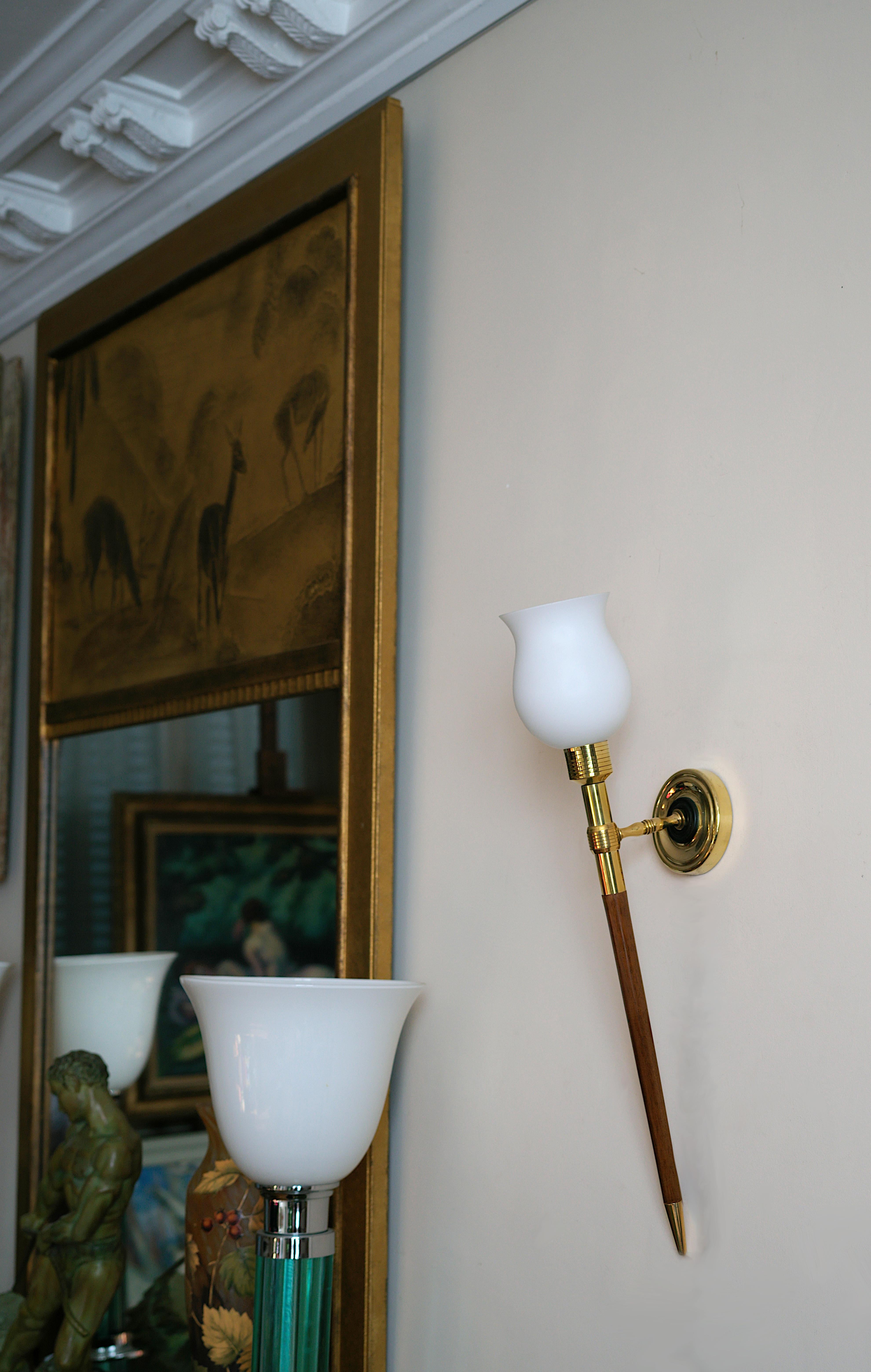 Mid-Century Modern Maison Arlus Paire de grandes appliques murales en vente