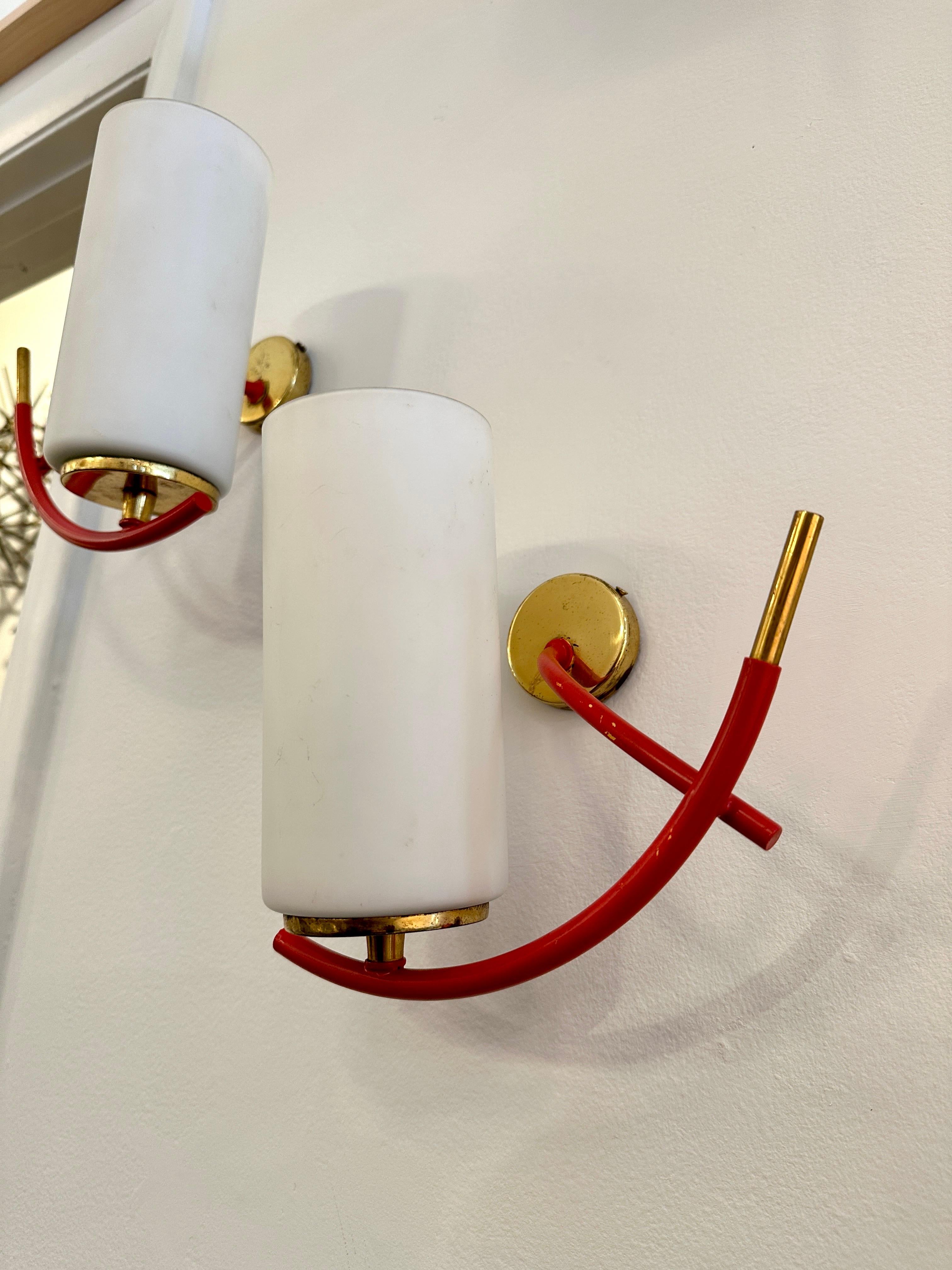 Maison Arlus Rote Wandleuchter mit Messing- und Zylinder-Opalschirmen im Art-déco-Stil, Paar (Moderne der Mitte des Jahrhunderts) im Angebot