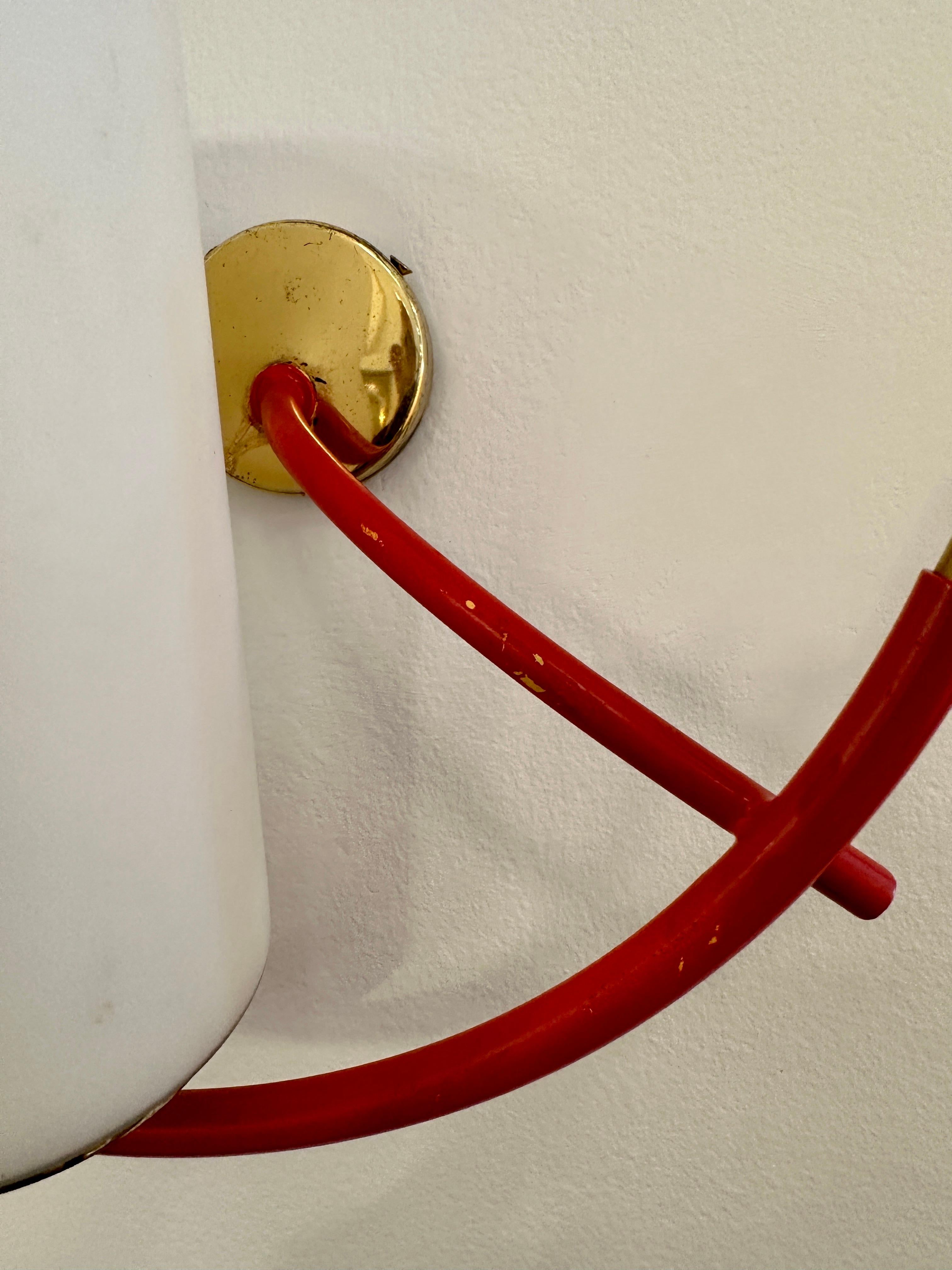 Maison Arlus Rote Wandleuchter mit Messing- und Zylinder-Opalschirmen im Art-déco-Stil, Paar (Französisch) im Angebot