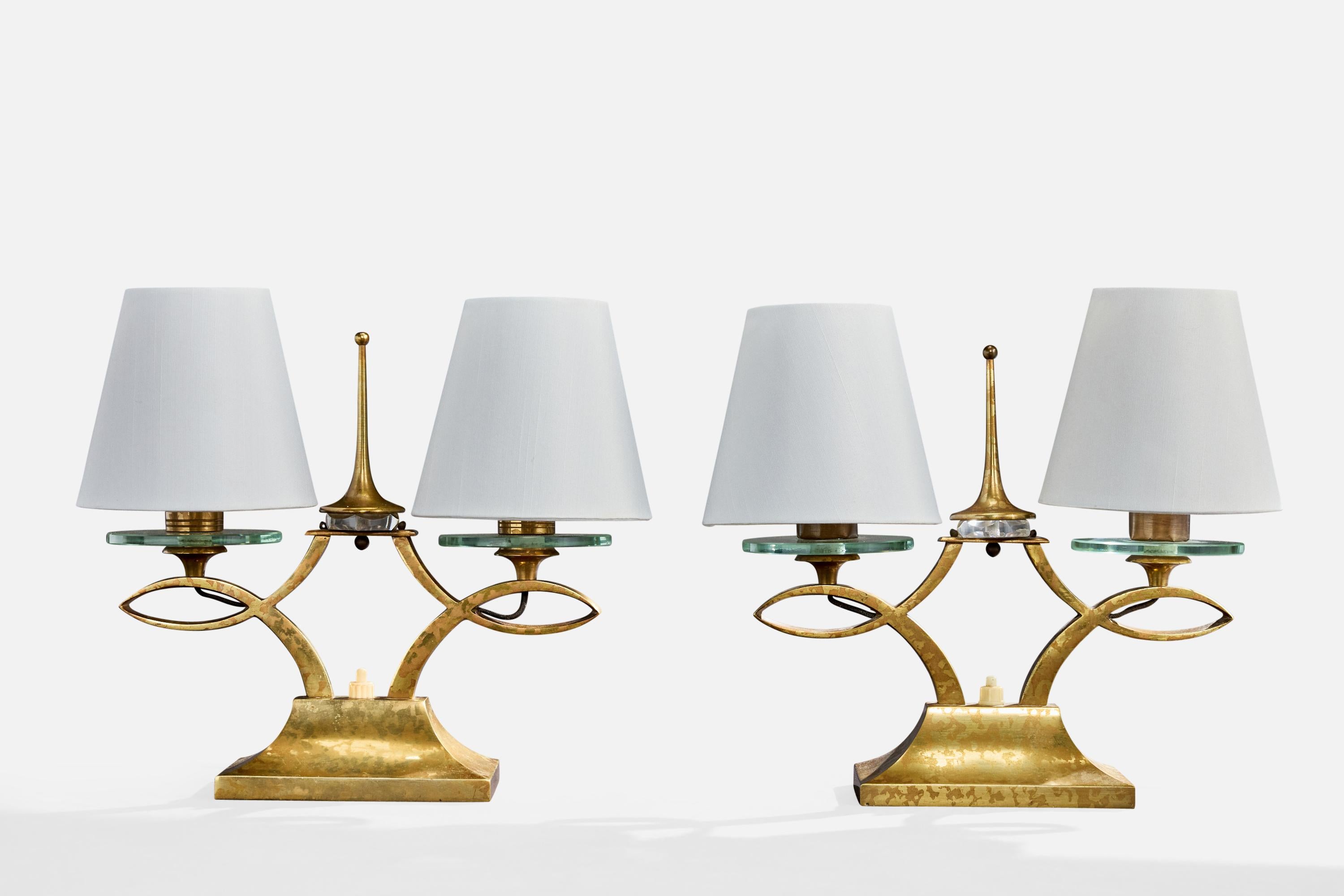 Paire de lampes de table en laiton, verre et tissu blanc produites par la Maison Arlus, France, c. 1950.

Dimensions globales (pouces) : 10 