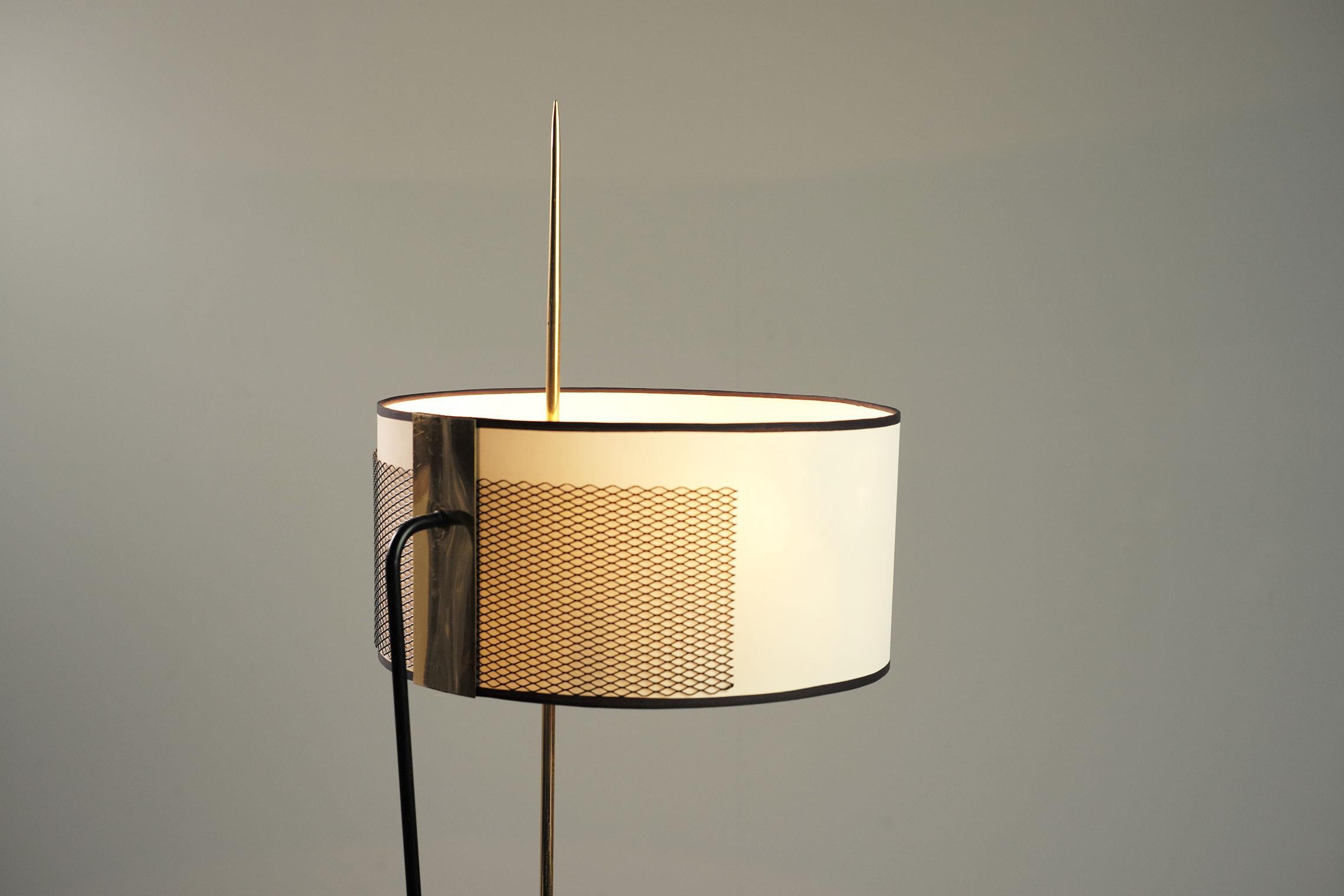 Rare tripod floor lamp edited by Maison Arlus, France, 1950. Lined with a black lacquered metal mesh and a gilt brass plate, the circular lampshade is crossed by a gilt brass spire.
Very beautiful original condition, lampshade redone.